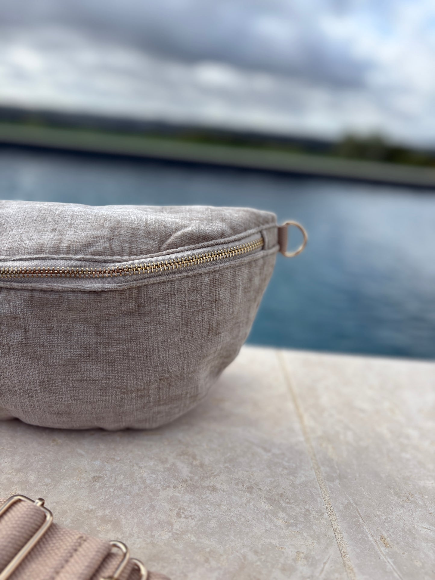 Sac banane en tissu velours texturé beige gris