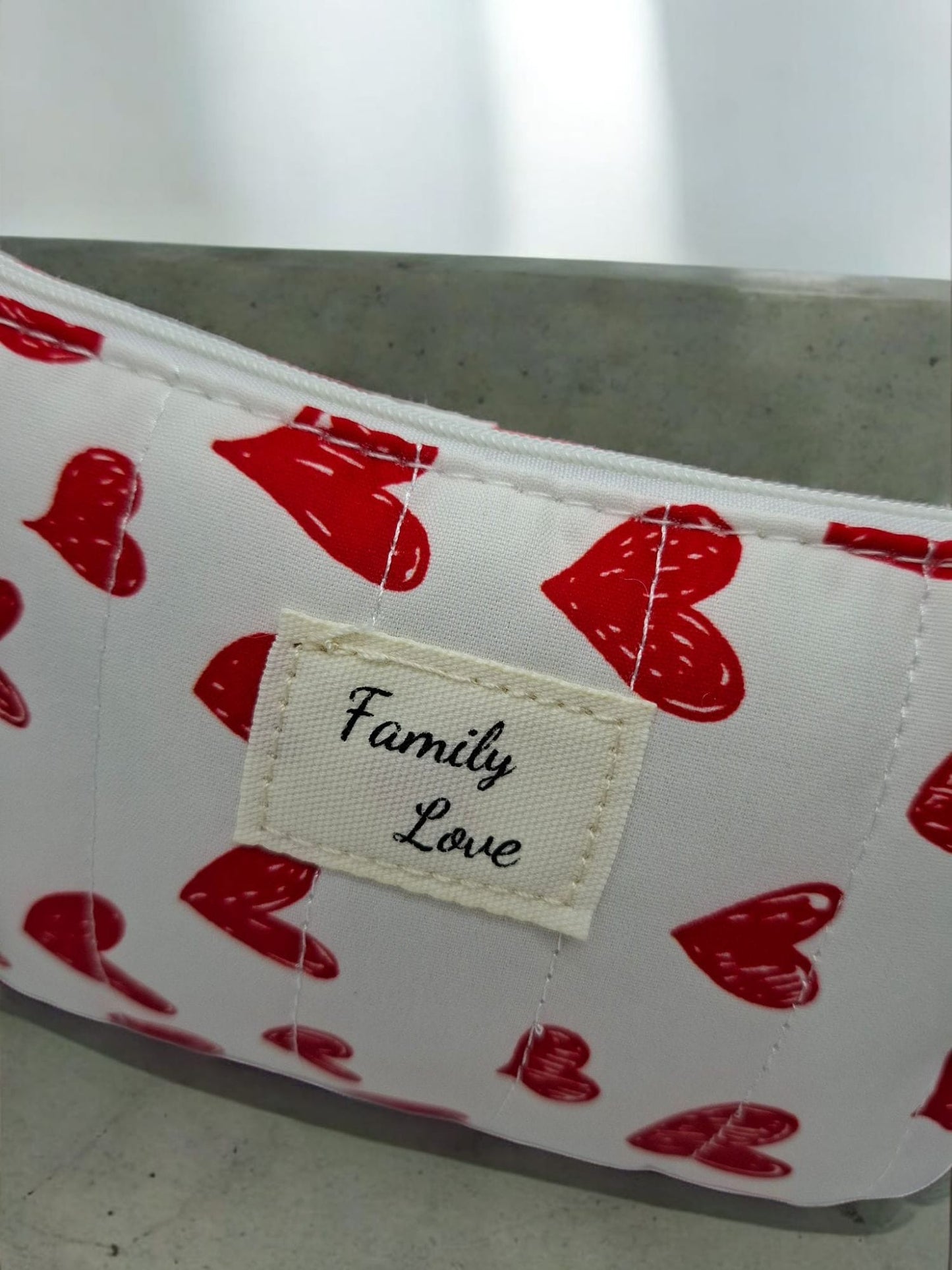 Trousse en coton blanche avec inscription “Family love” à coeurs rouges