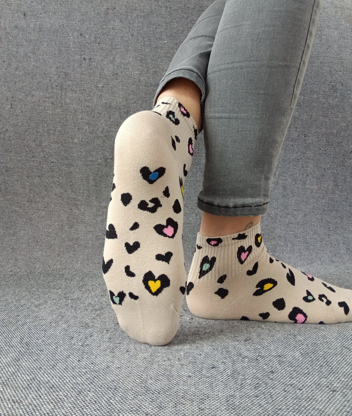 Paire de chaussettes beige en coton à motifs coeurs colorés