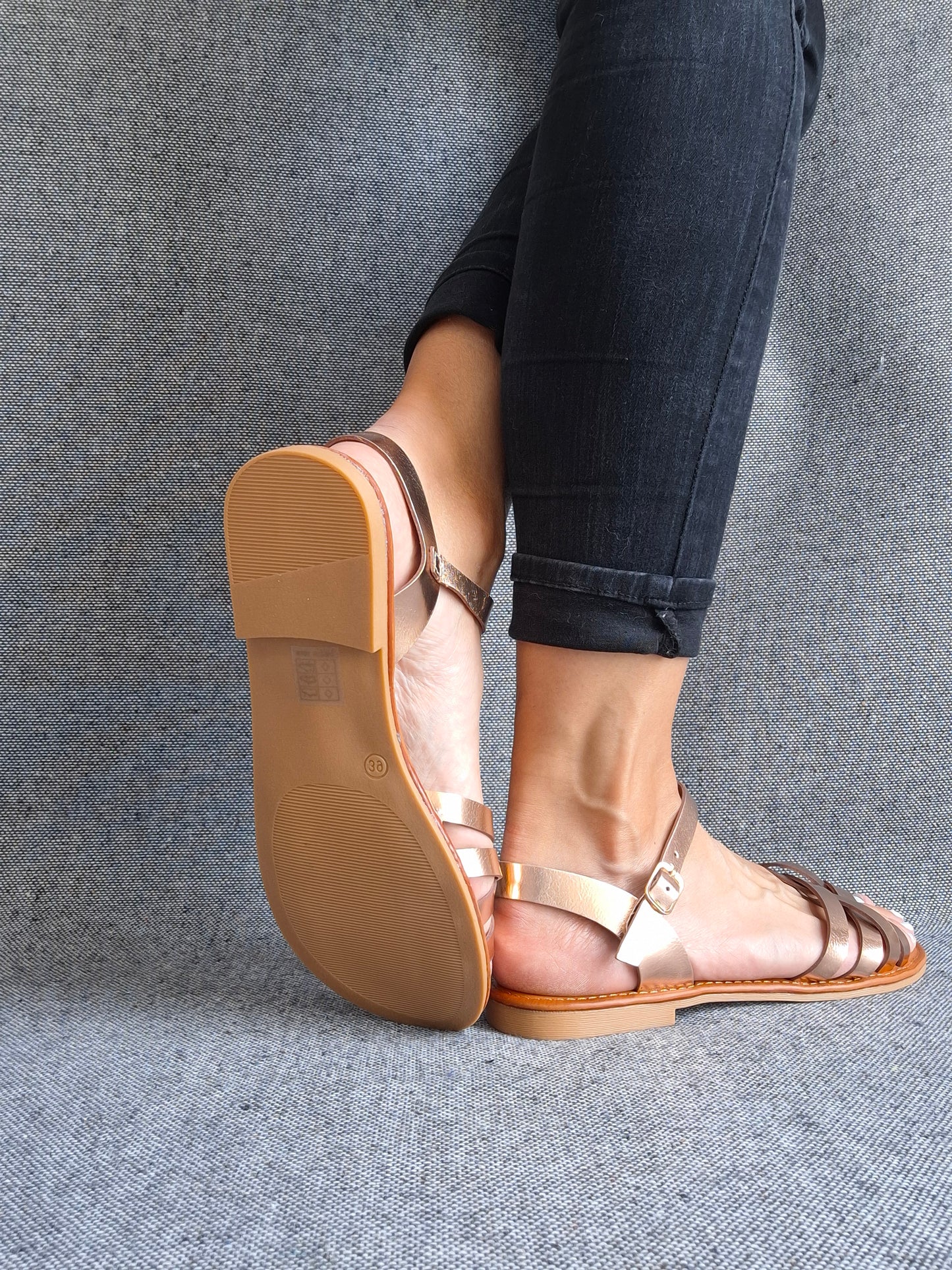Chaussures sandales plates à brides entrecroisées doré rosé