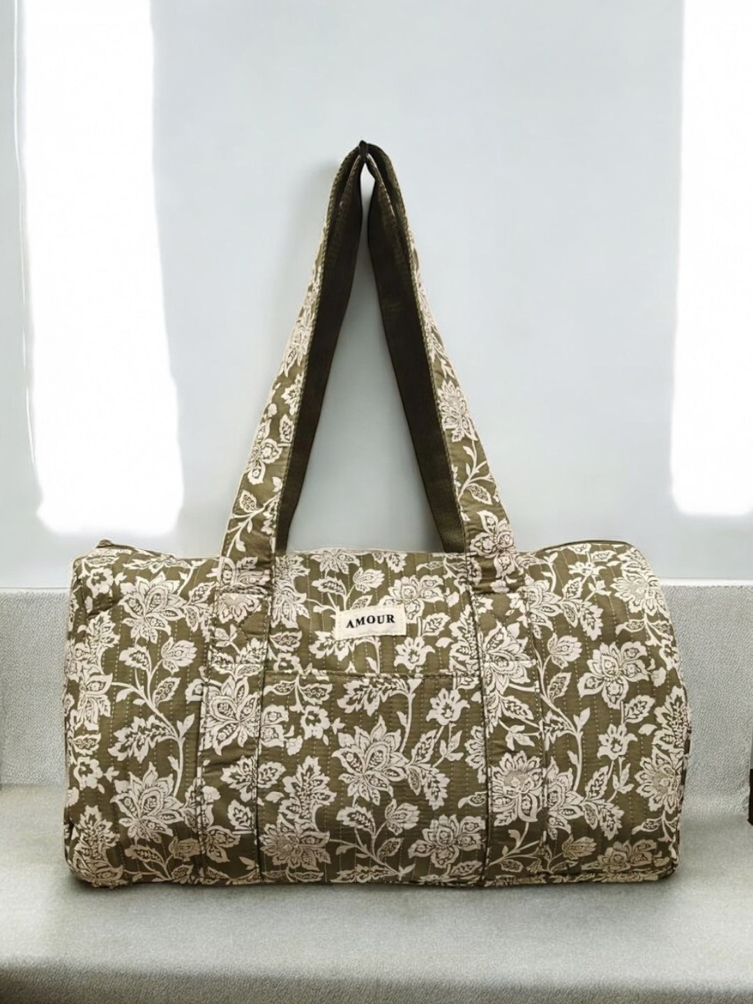 Sac polochon en coton matelassé liberty toile de jouy fleuri vert kaki et blanc