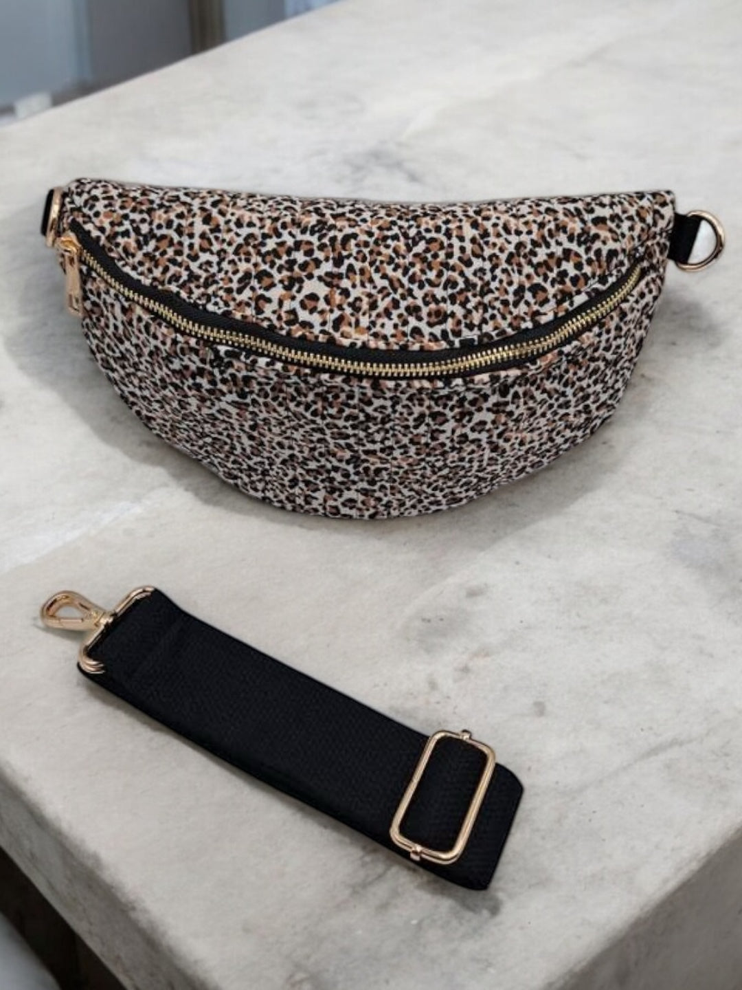 Sac banane beige motifs léopard matelassé en coton
