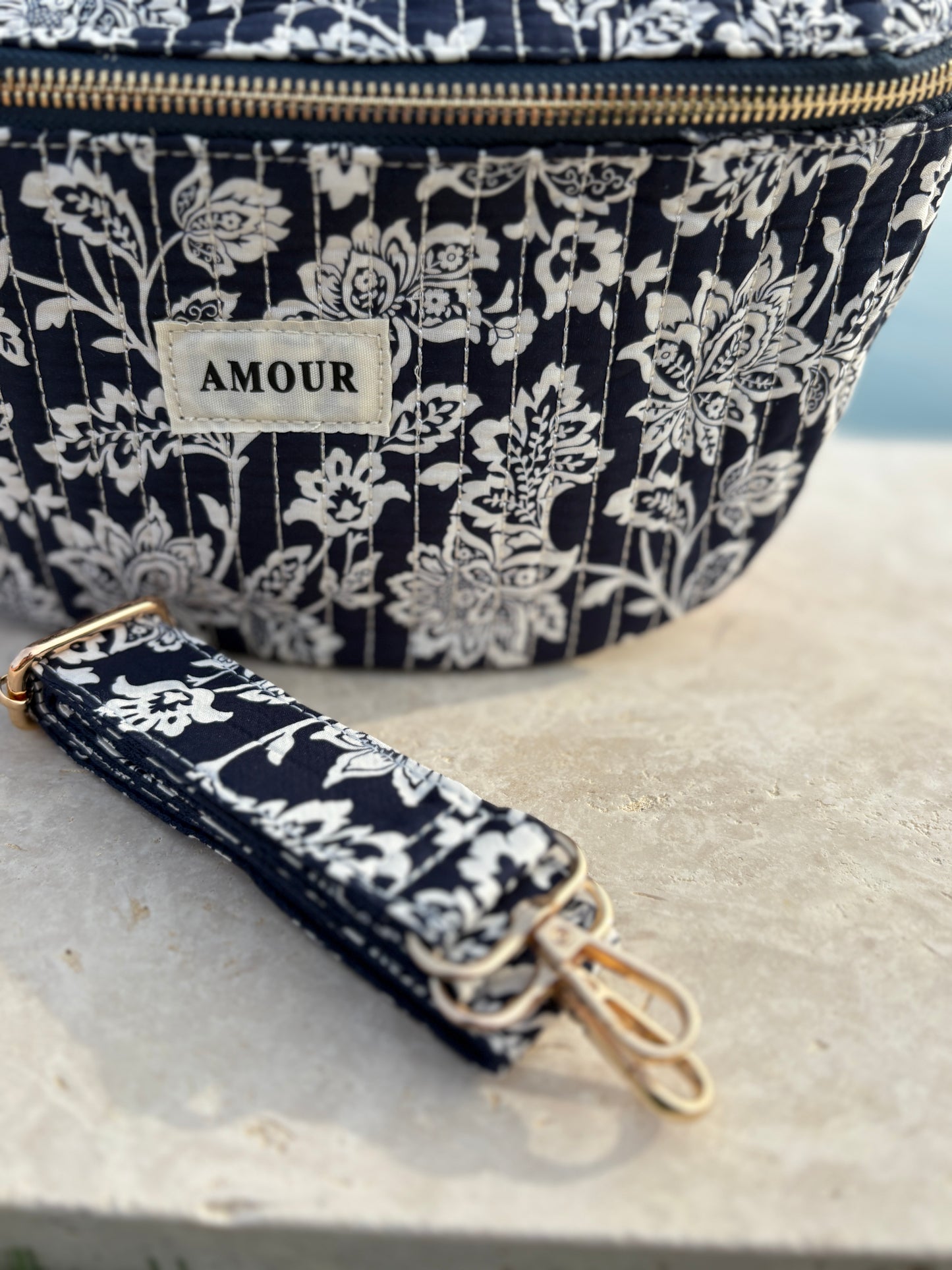 Sac banane coton matelassé liberty fleuri toile de jouy bleu marine et blanc