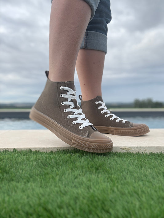 Chaussures baskets hautes en tissu kaki et marron style converse