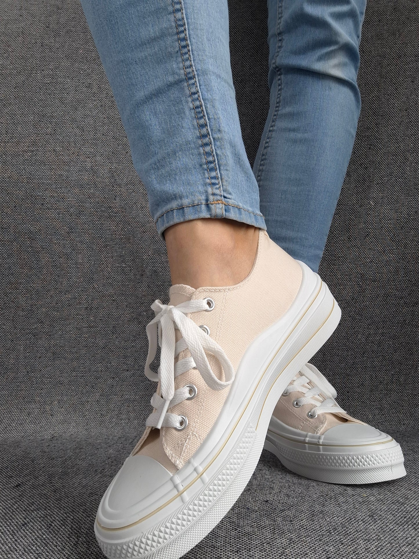 Chaussures baskets basses en tissu toile beige motifs coeurs rouge et noir