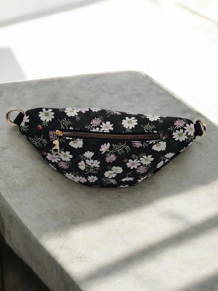 Sac banane en tissu coton liberty noir motifs fleuris blanc et rose