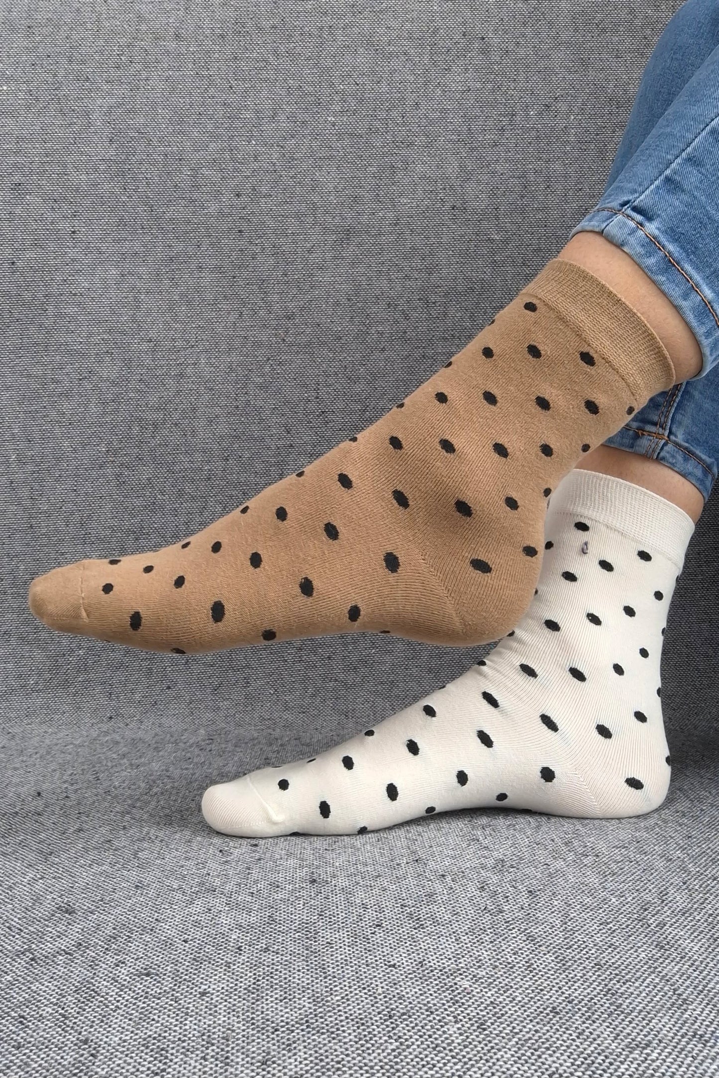 Paire de chaussettes blanches en coton à motifs pois noirs