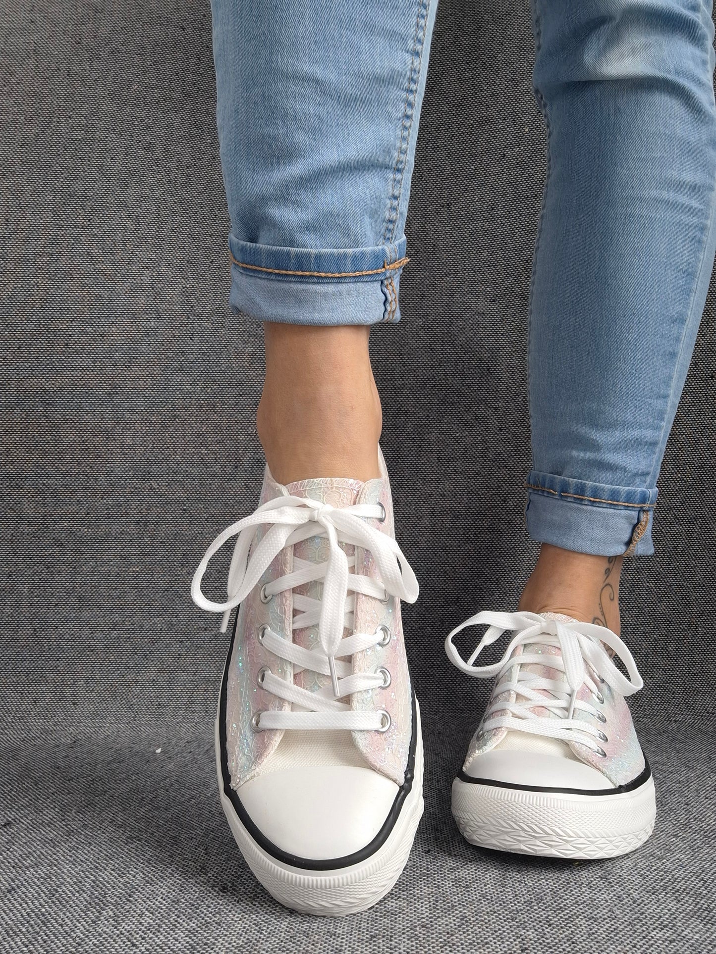 Chaussures baskets basses en tissu dentelé avec reflets irisés multicolores style converse