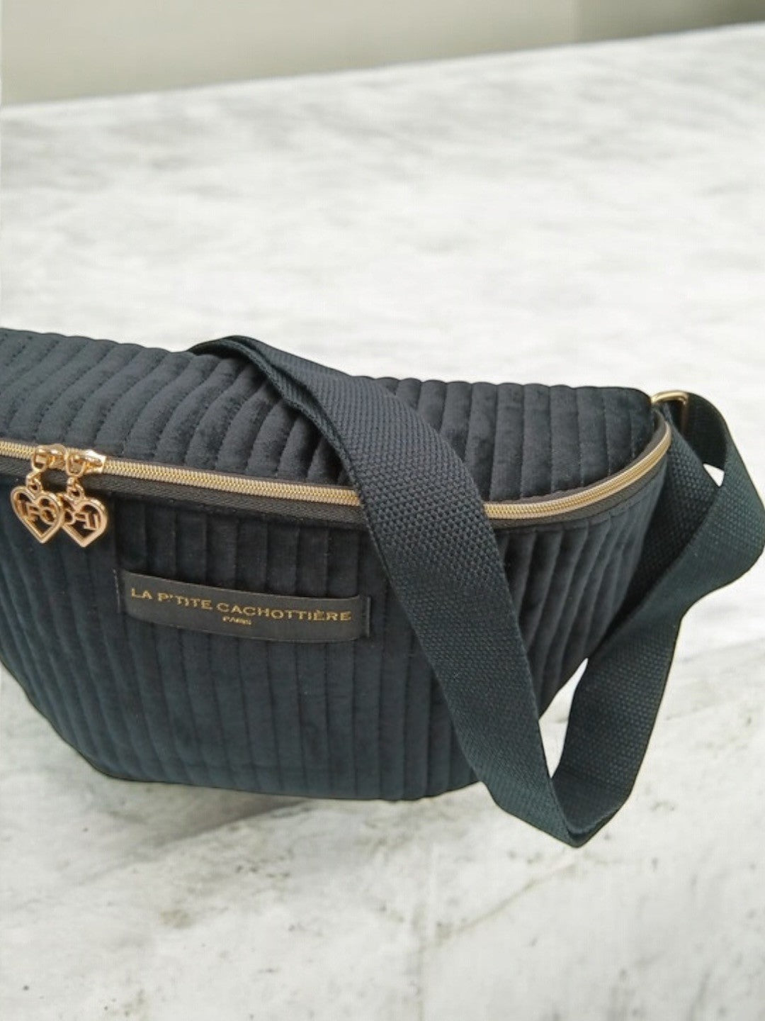 Sac banane en velours côtelé noir “La P’tite cachottière”