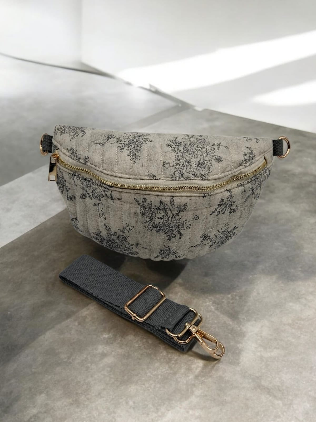 Sac banane en coton matelassé liberty blanc motif floral gris