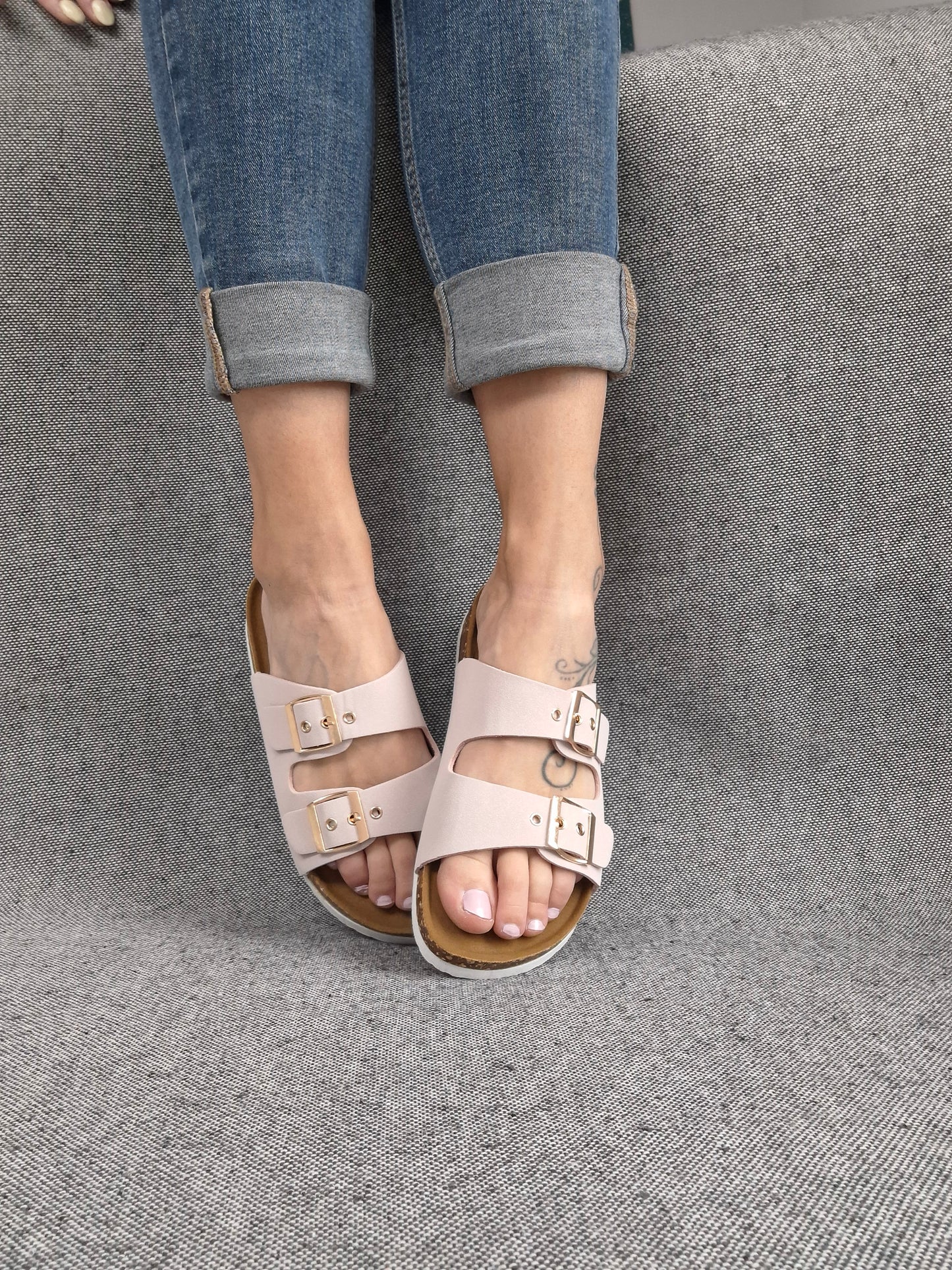 Chaussures sandales roses pastel à doubles lanières avec boucles métalliques style Birk