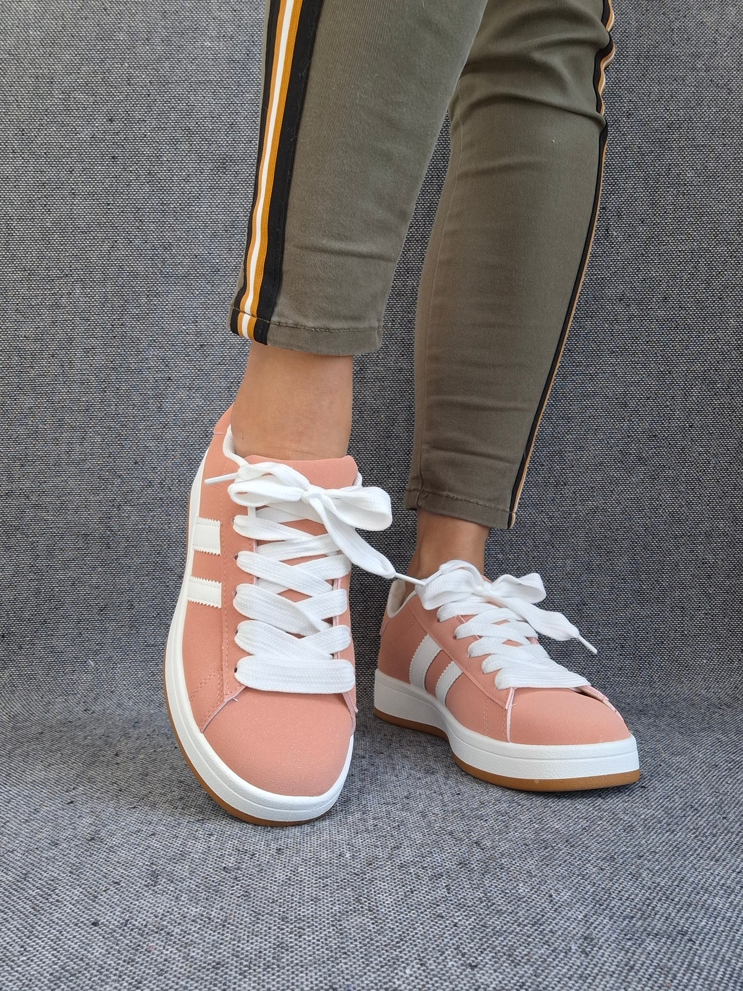 Chaussures baskets basses corail avec bandes blanches style sneakers campus