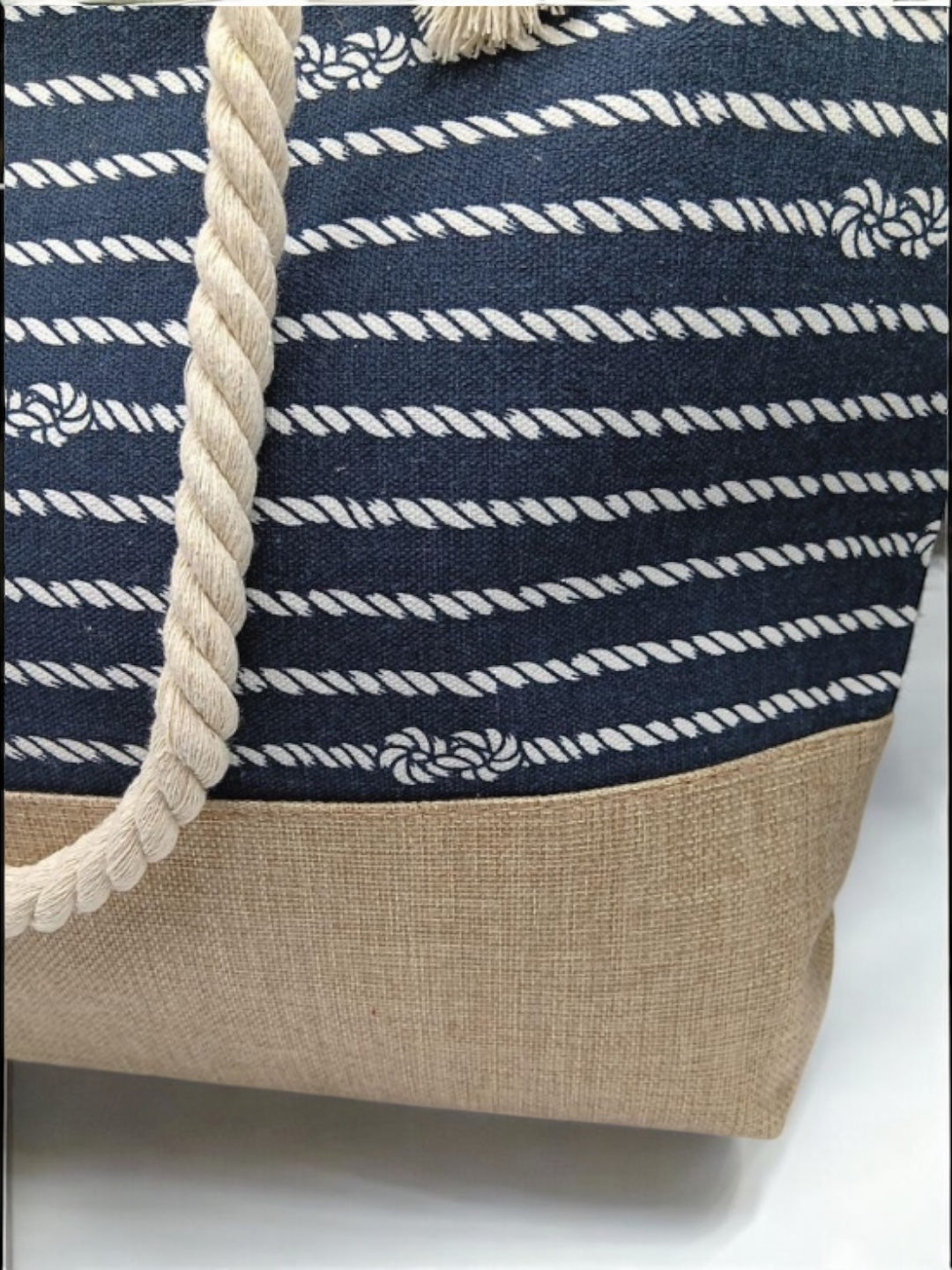 Sac à main de plage porté à l’épaule bleu motifs noeuds