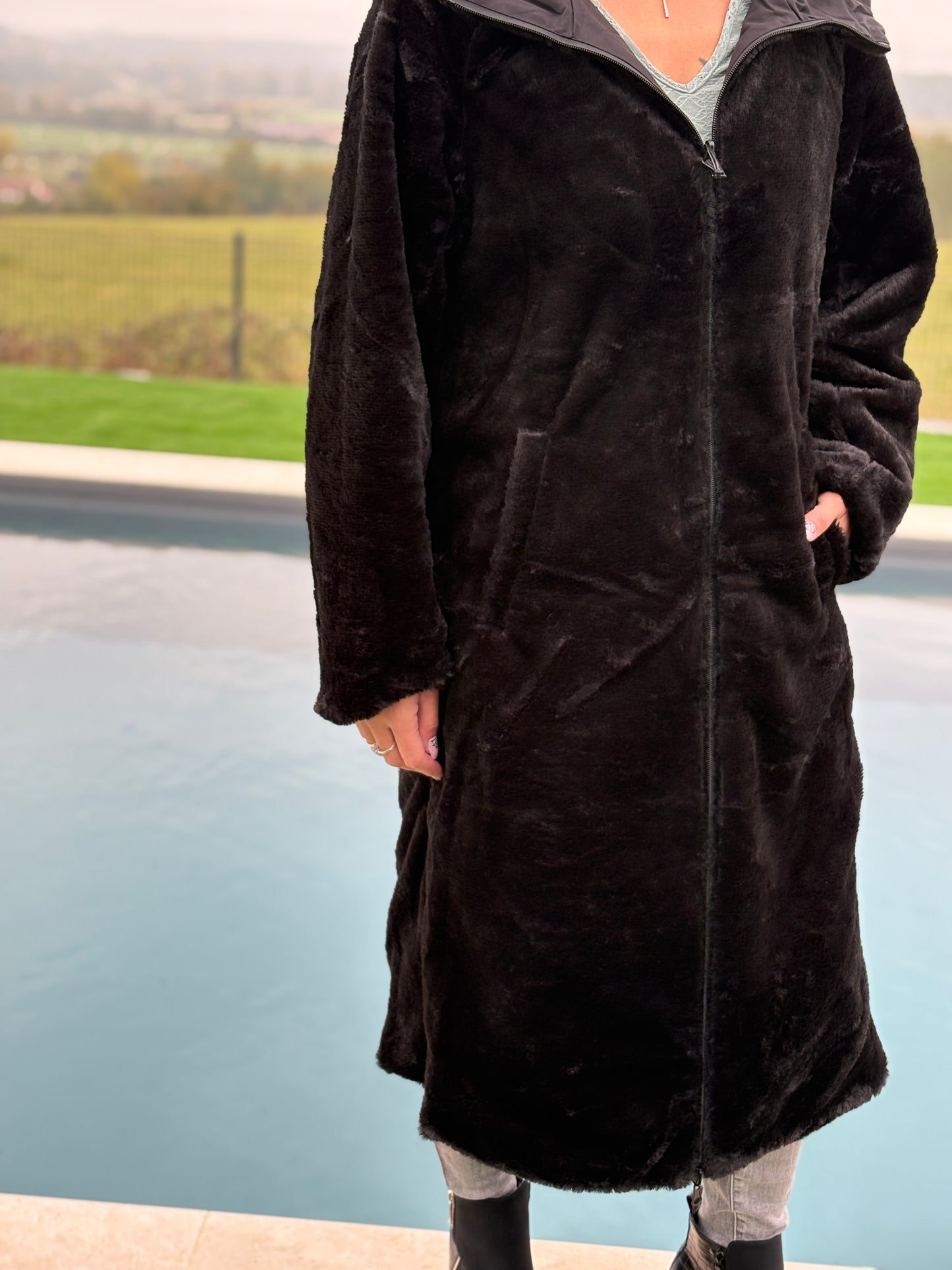 Manteau long réversible noir fausse fourrure avec capuche et cordons de serrage à la taille