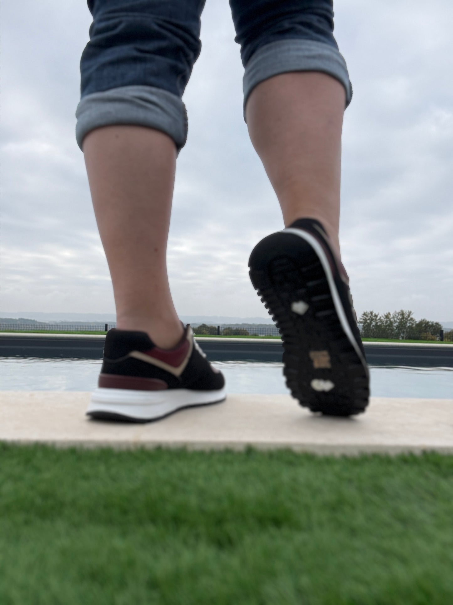Chaussures baskets noire et rouge bordeaux avec logo stylisé style sneakers
