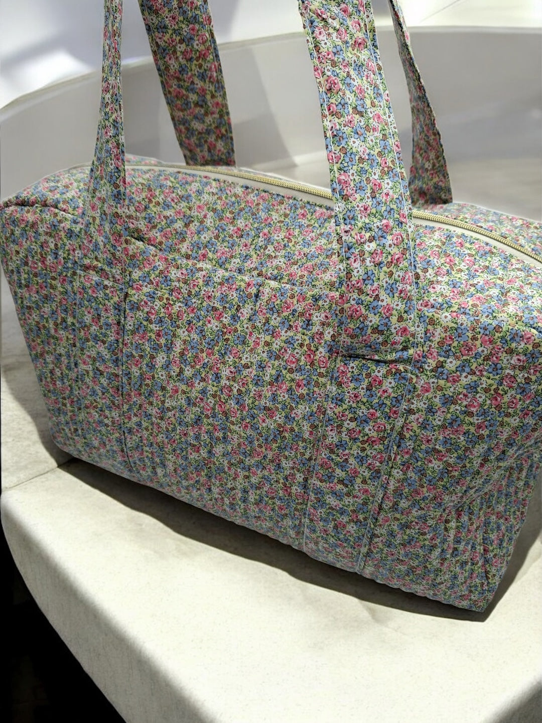 Sac week-end polochon en coton matelassé multicolore liberty fleuri rose bleu et blanc