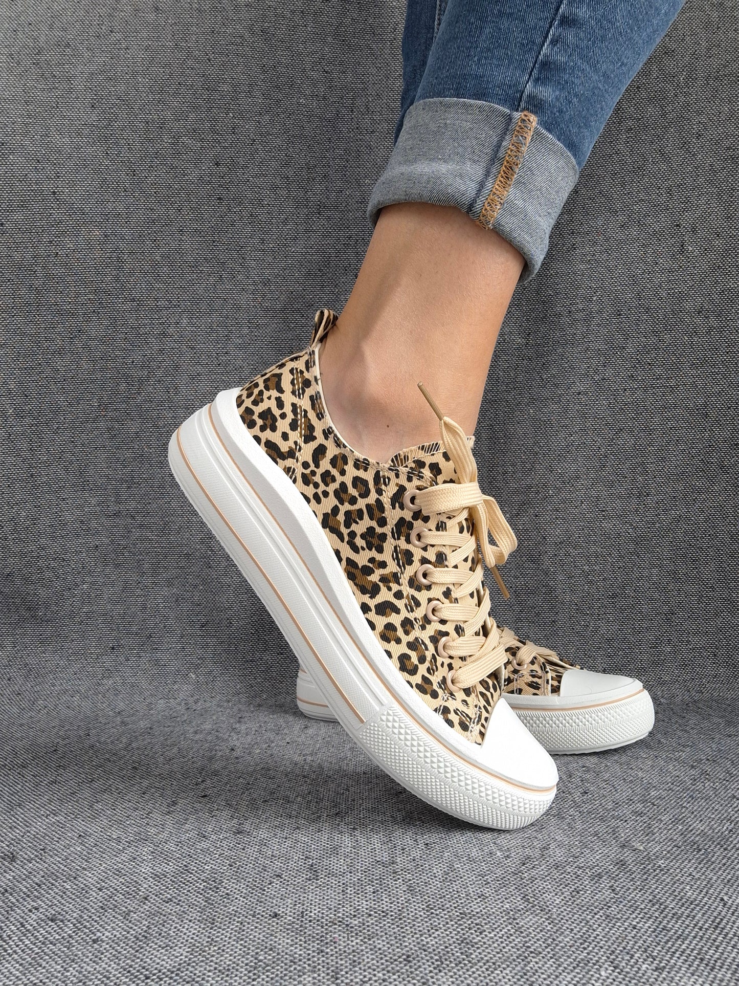 Chaussures baskets à imprimé léopard marron beige semelles compensées style converse