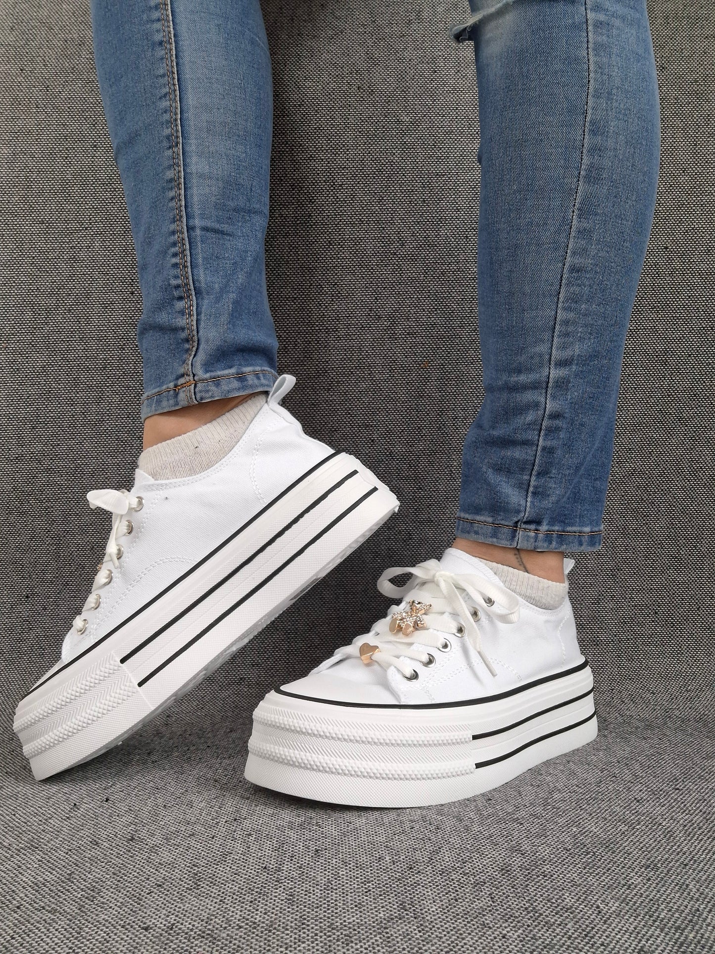 Chaussures baskets basses semelle compensée en tissu blanc style converse