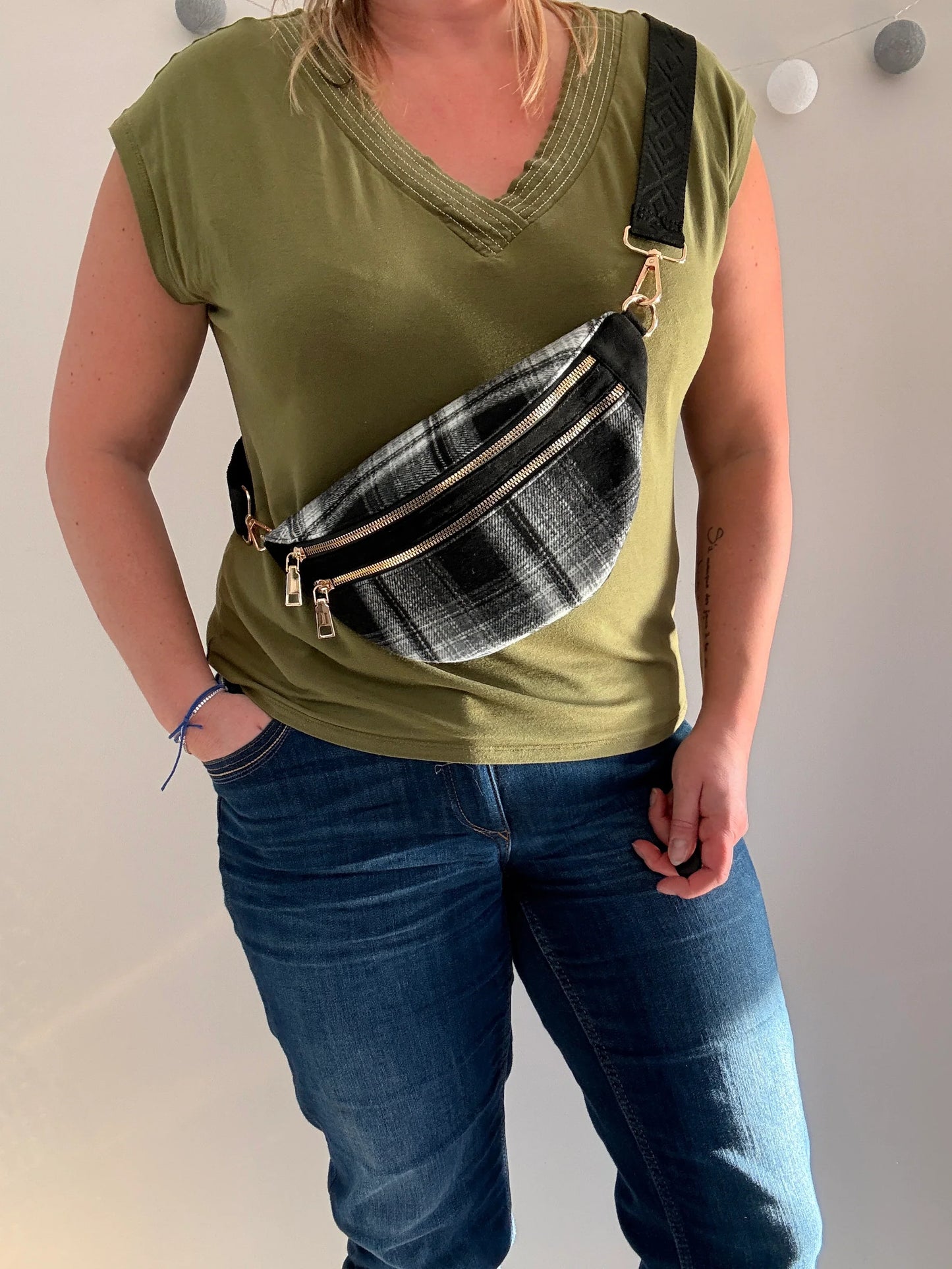 Sac banane en tissu motif écossais tons noirs sangle fantaisie