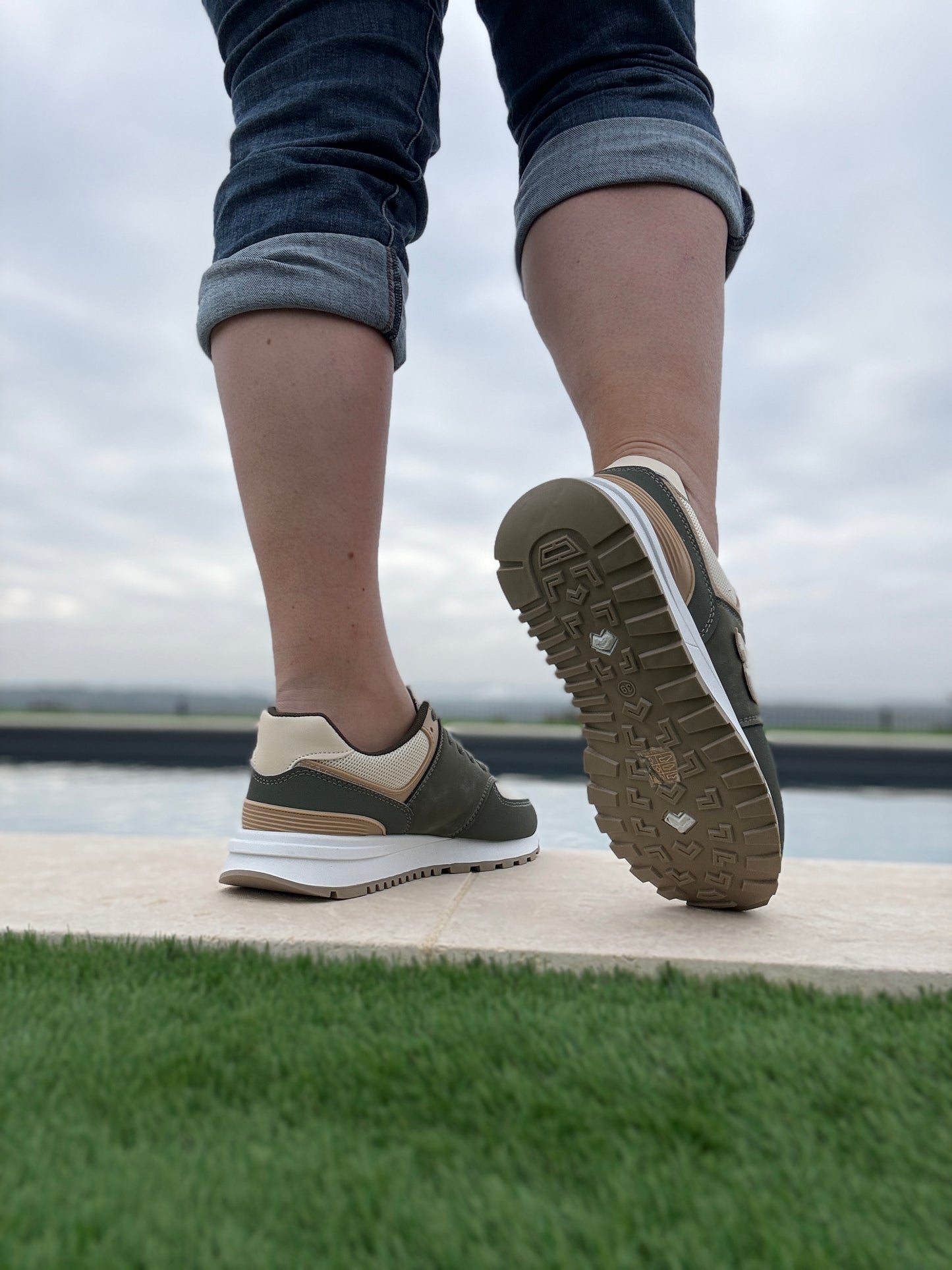 Chaussures baskets basses kaki et beige style sneakers new balance