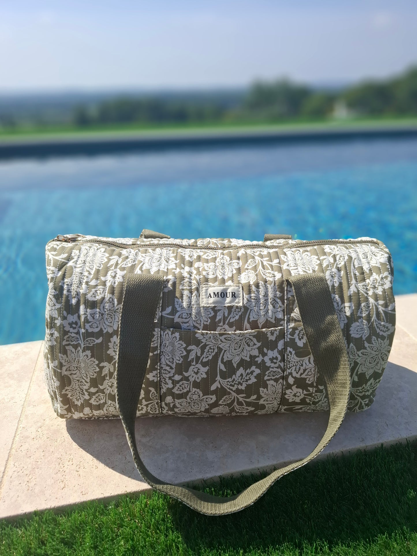 Sac polochon en coton matelassé liberty toile de jouy fleuri vert kaki et blanc