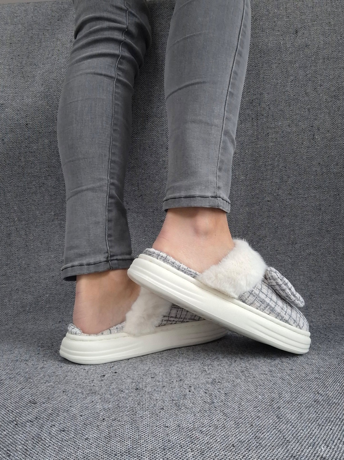 Chaussons fourrés bleu et blanc en tissu à carreaux avec noeud