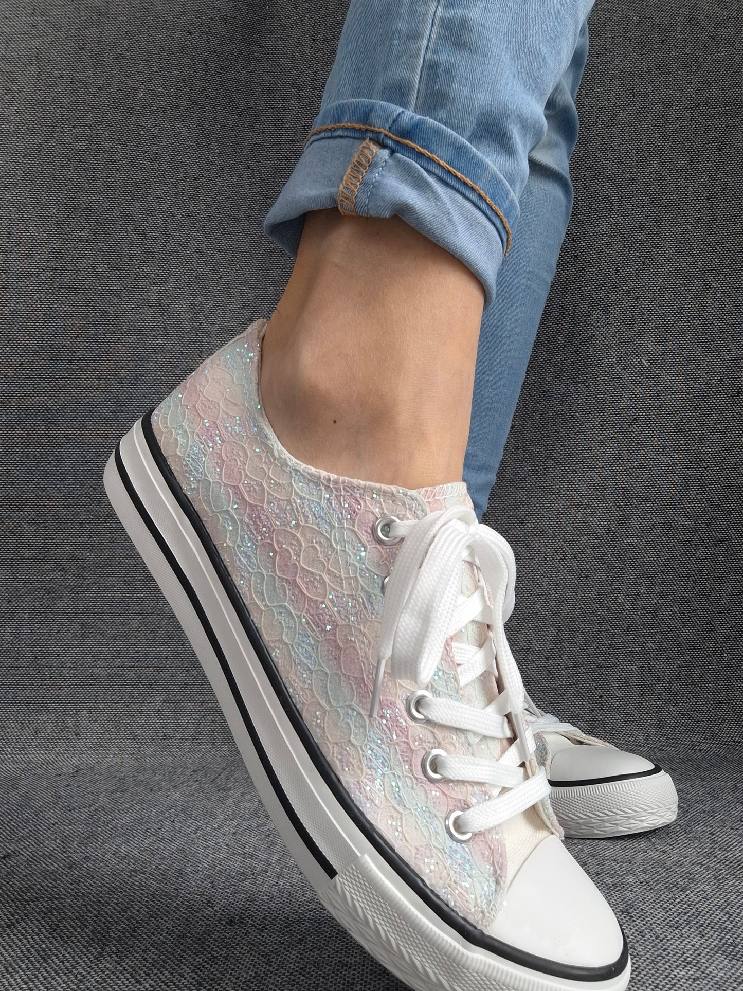 Chaussures baskets basses en tissu dentelé avec reflets irisés multicolores style converse