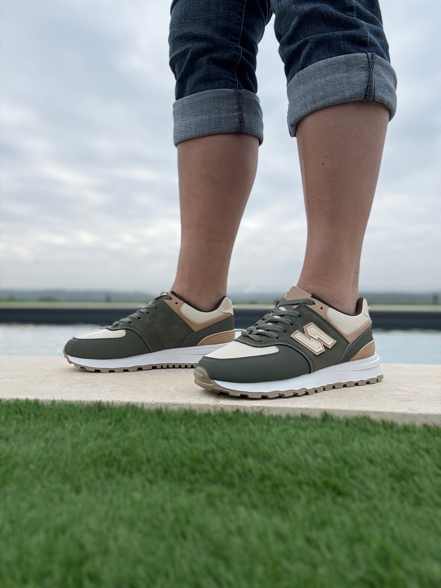 Chaussures baskets basses kaki et beige style sneakers new balance
