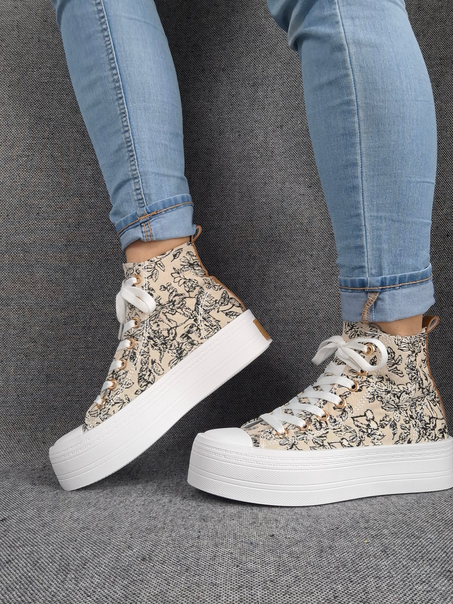 Chaussures baskets hautes en tissu toile beige toile de jouy noir semelles compensées