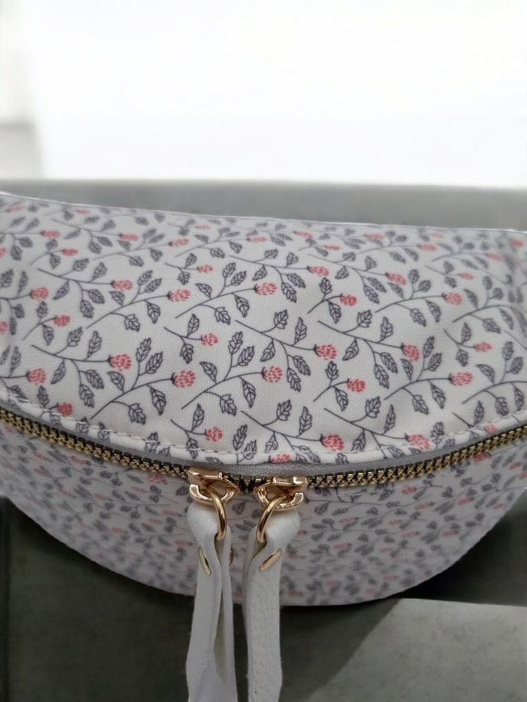 Sac banane en tissu coton liberty blanc motif floral tons rose et gris