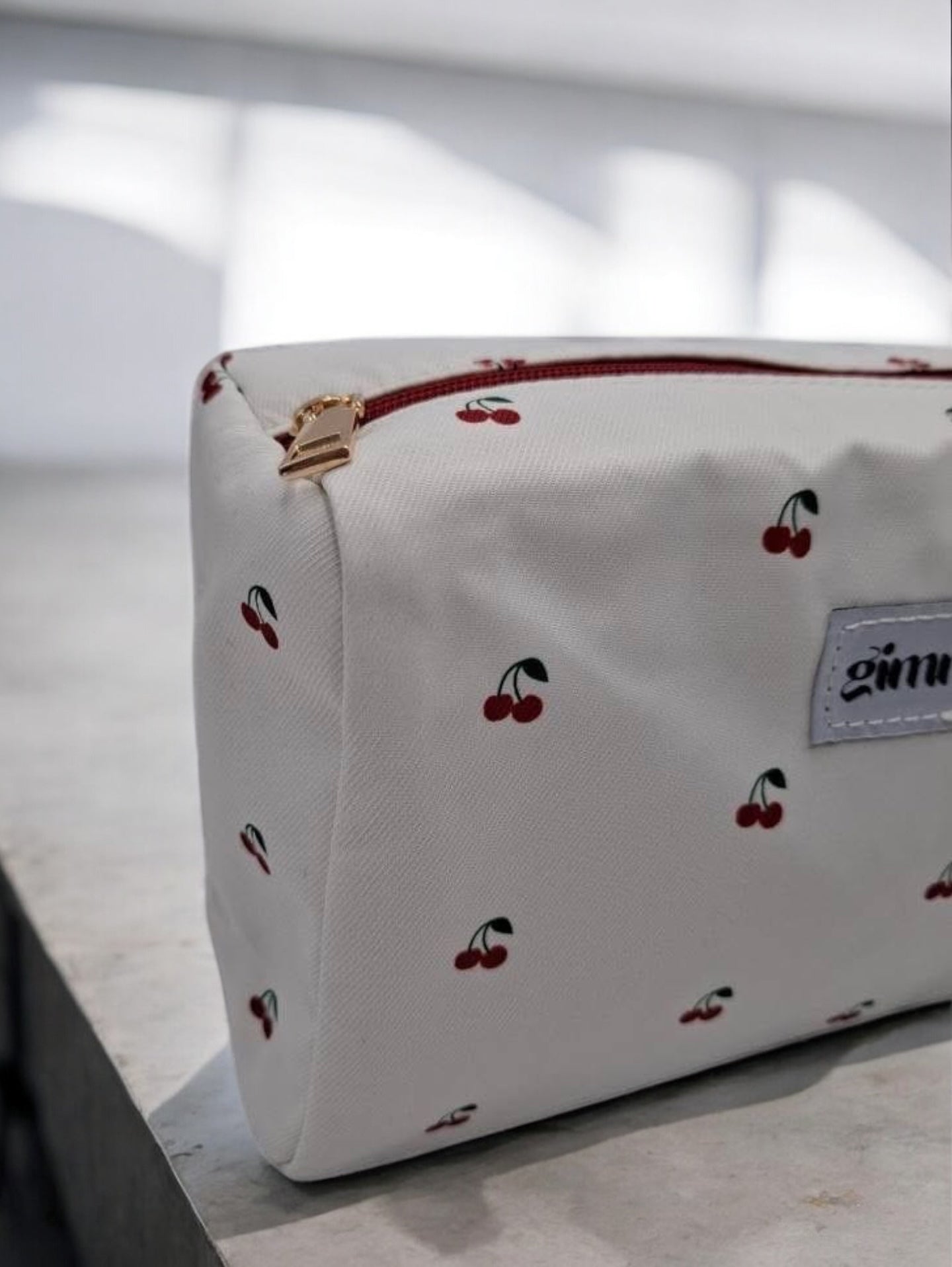 Trousse en tissu imperméable blanc motifs cerises