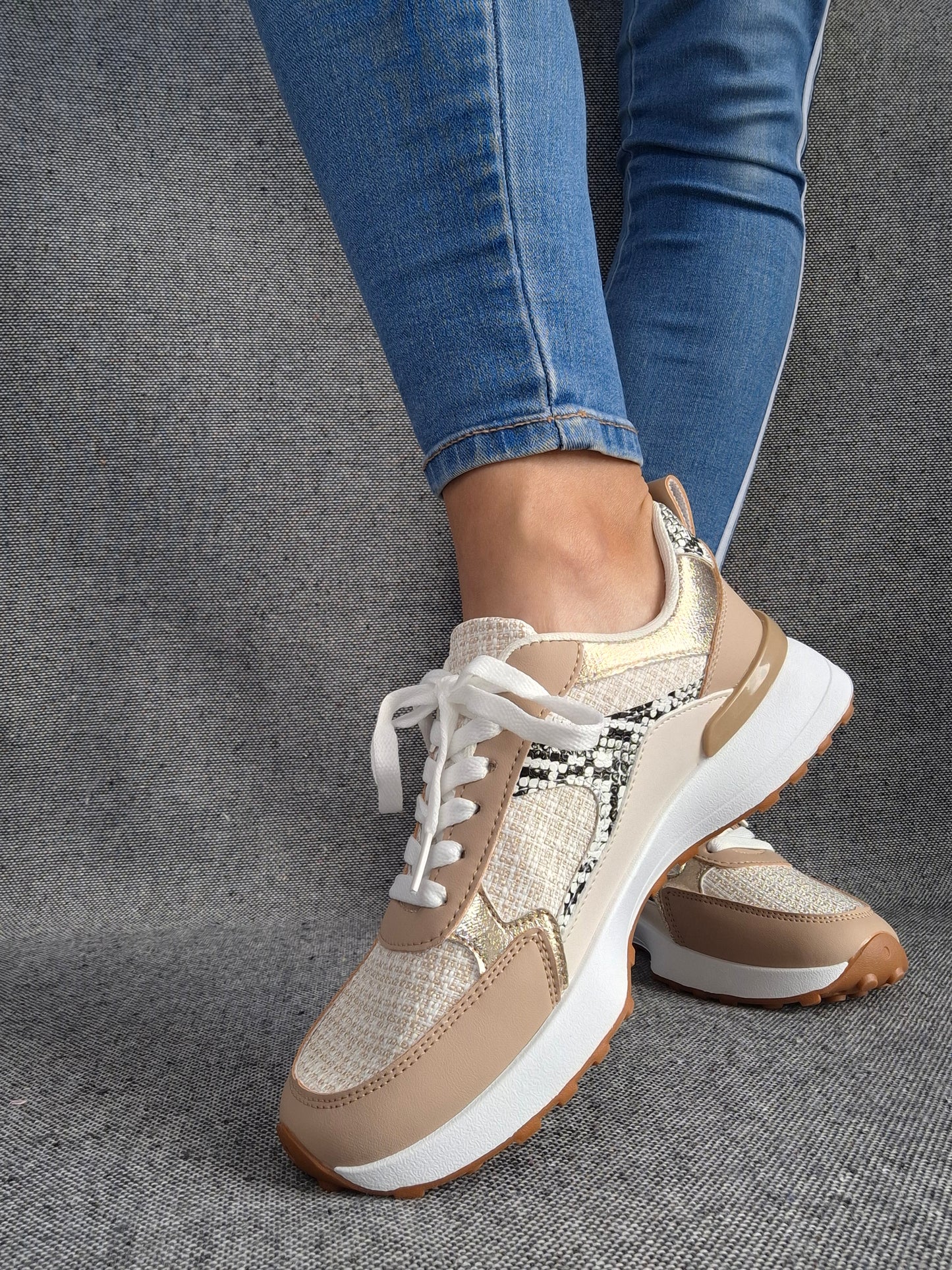 Chaussures baskets beige tissé à motifs serpent noirs et blanc style sneakers