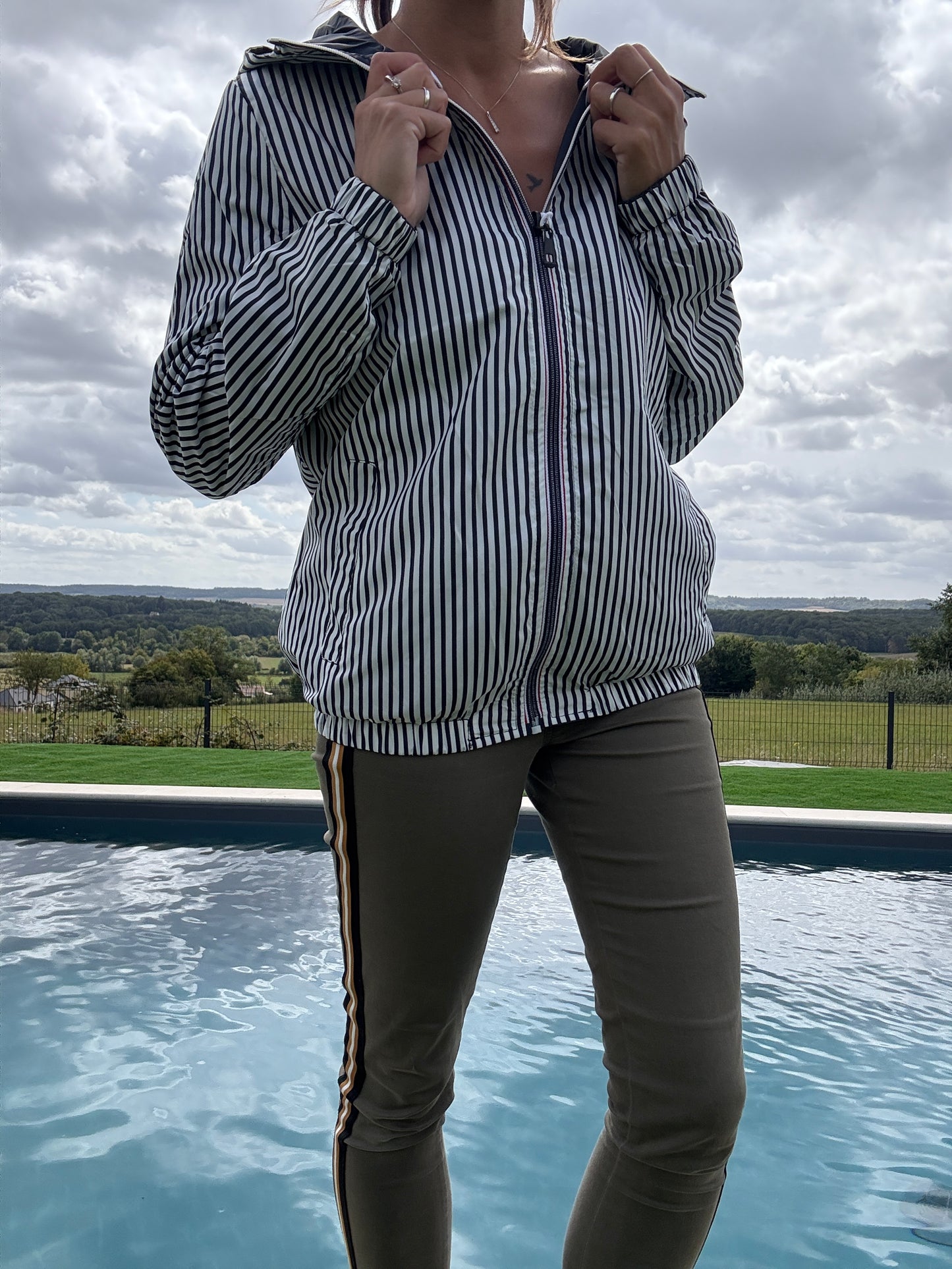 New Lolo - Manteau court mi fesses léger imperméable réversible bleu marine capuche intérieur marin rayé bleu marine blanc - Curvy