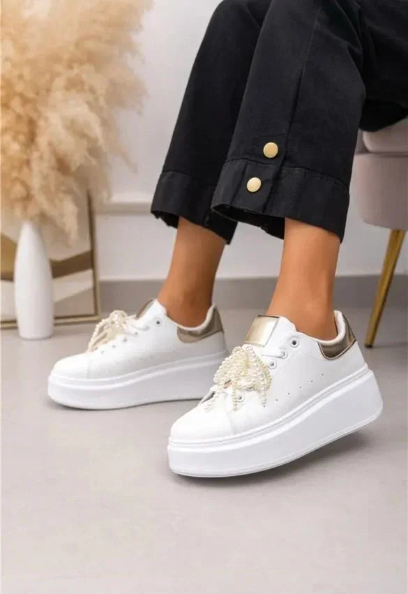 Chaussures baskets basses semelle compensée simili blanc et doré style sneakers