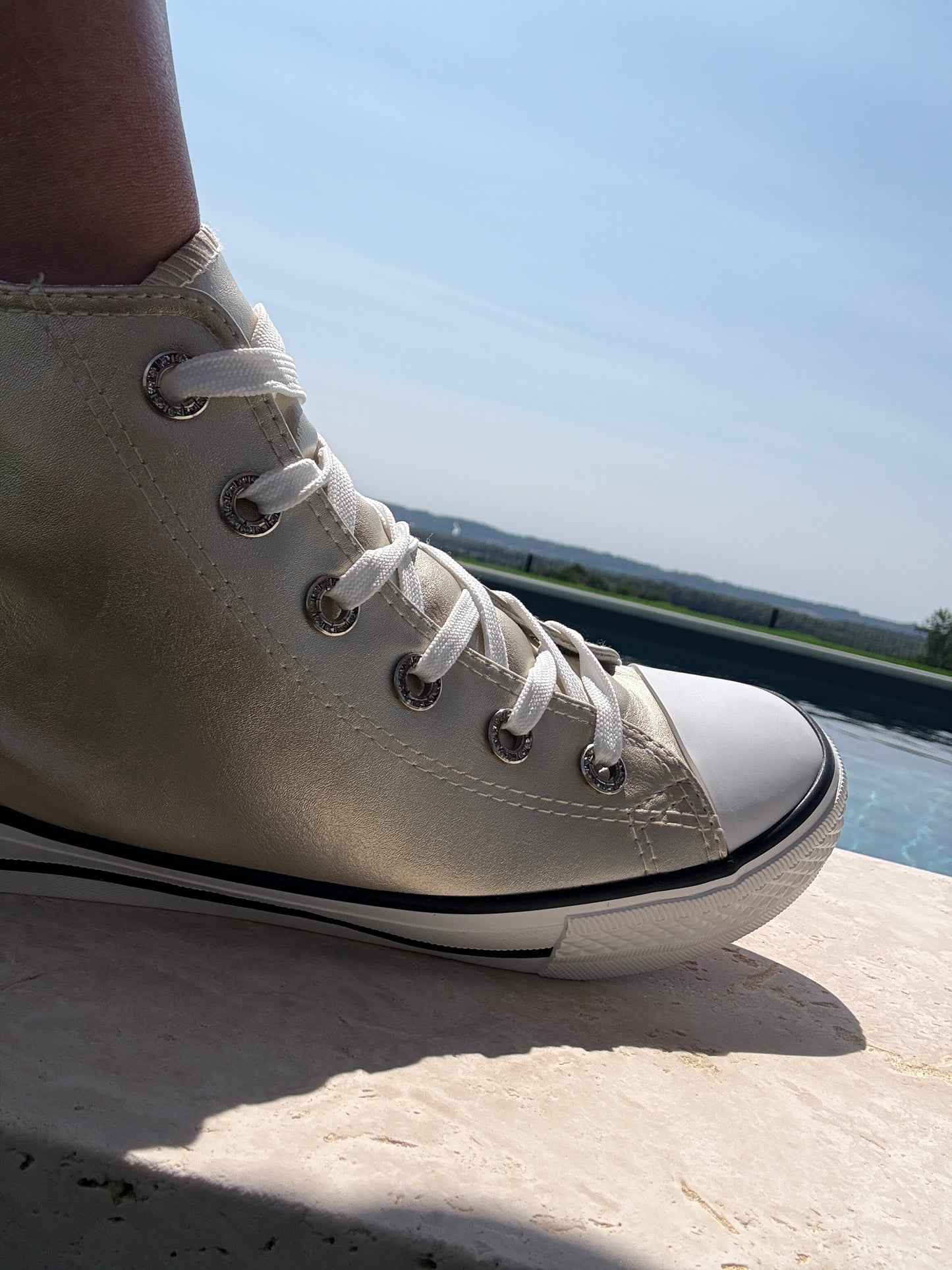 Chaussures baskets hautes dorées et blanc type converse