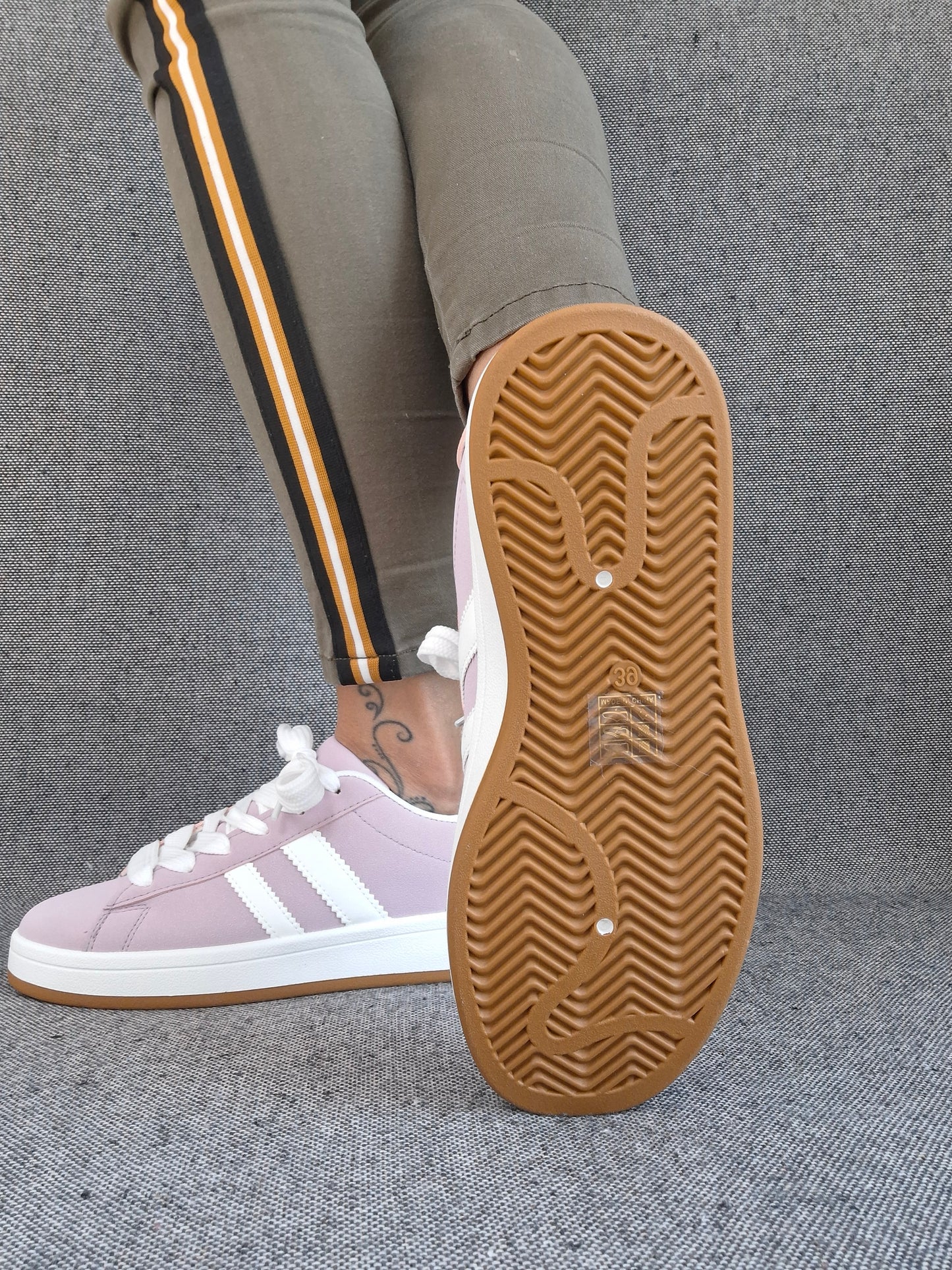 Chaussures baskets basses rose pale lilas avec bandes blanches style sneakers campus
