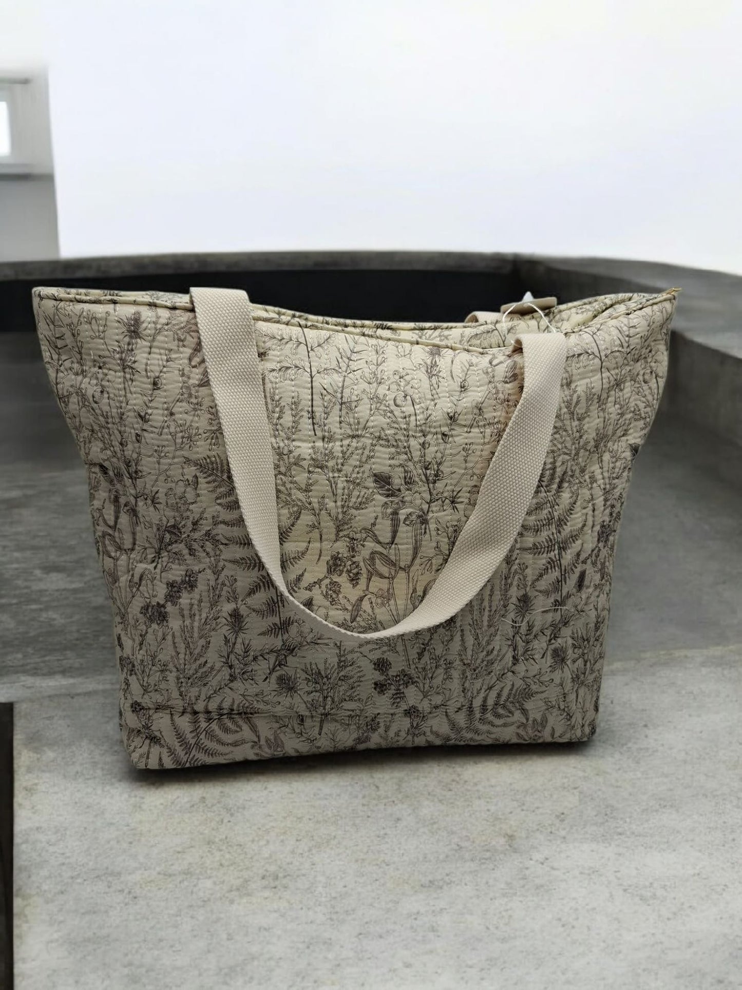 Sac cabas porté épaule blanc en coton liberty fleuri noir et creme