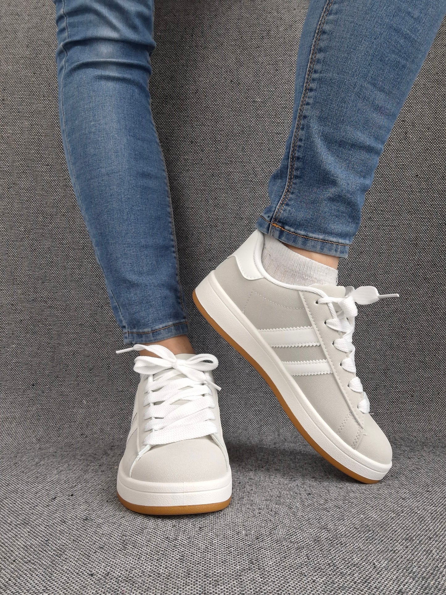 Chaussures baskets basses grises à rayures blanches style sneakers