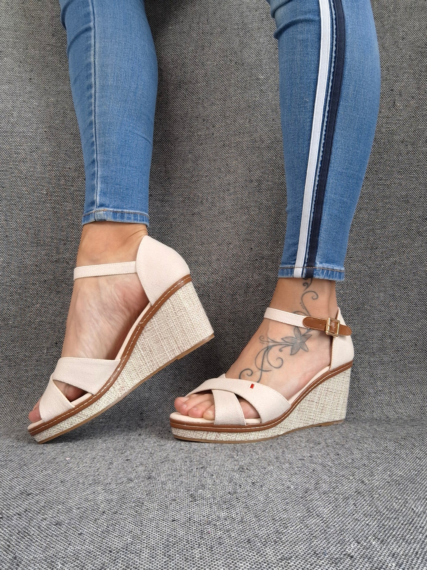 Chaussures sandales compensées tissu à lanières beige et semelle beige pointure