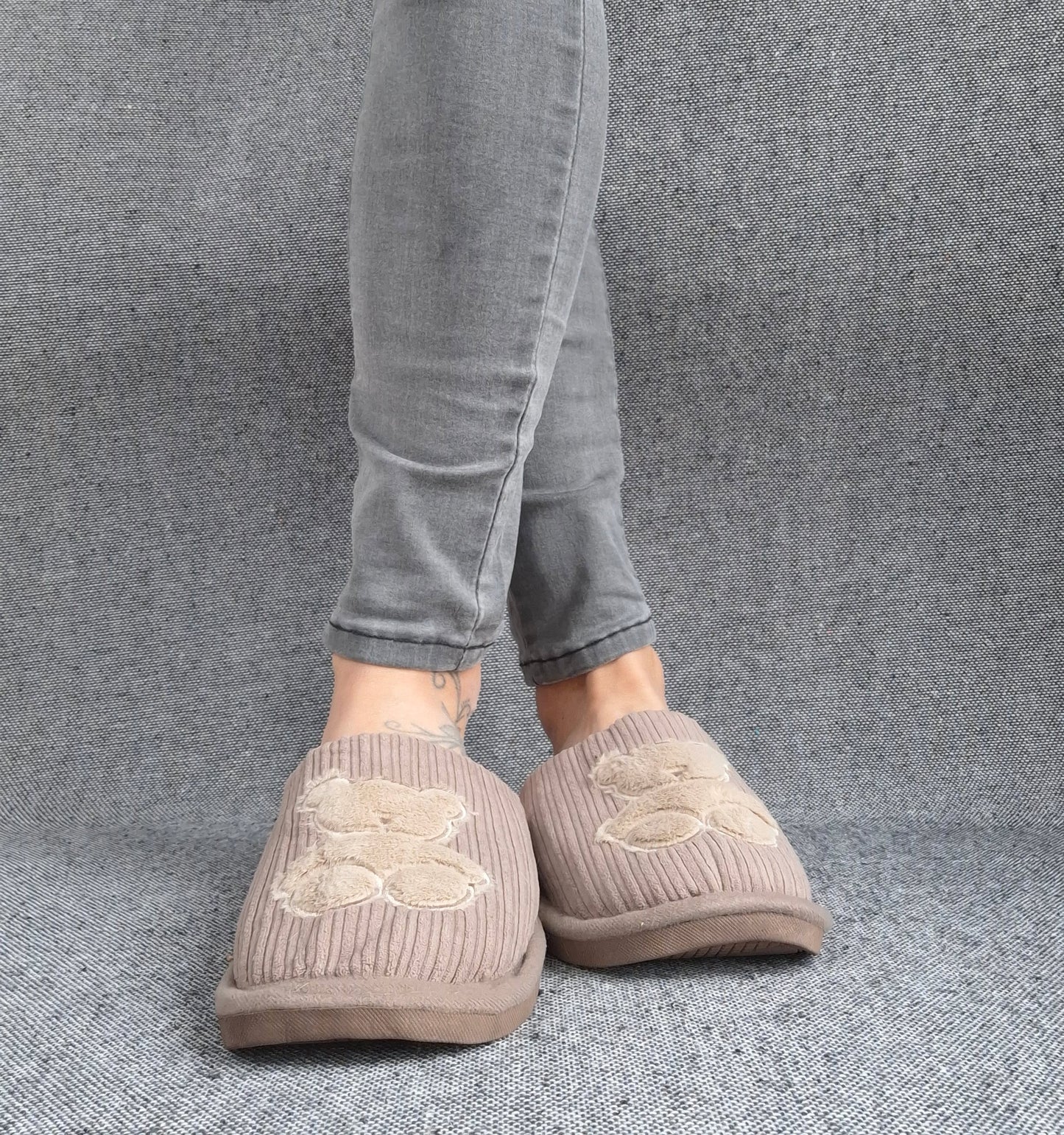 Chaussons fourrés marron en tissu avec motif ours