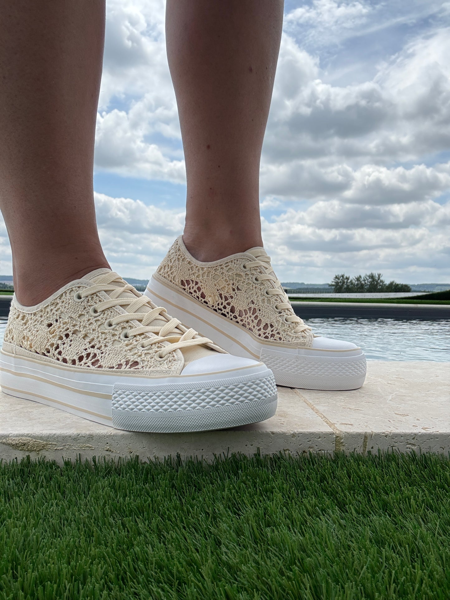 Chaussures baskets basses à dentelle beige en tissu style converse