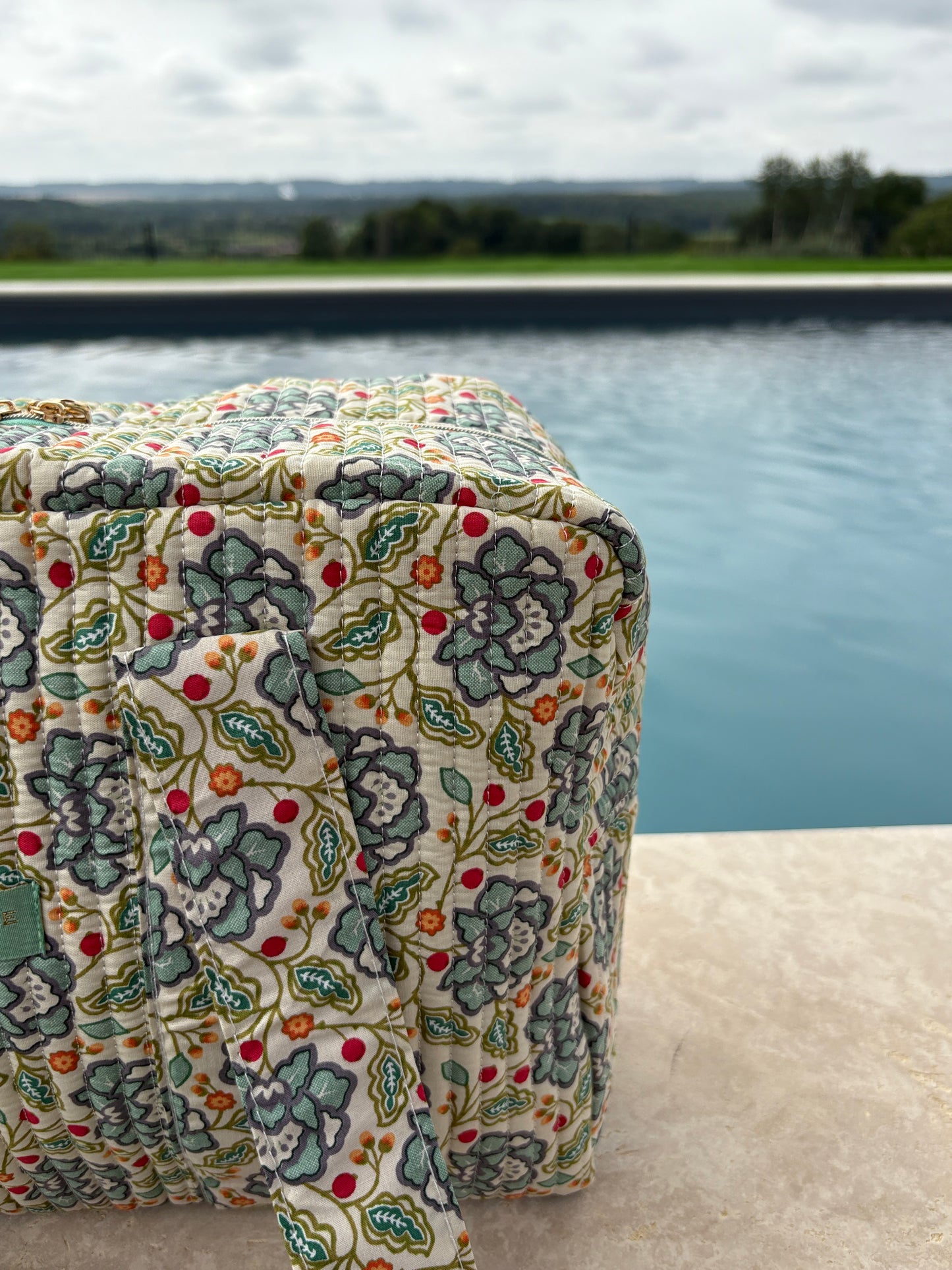 Sac week-end polochon en coton matelassé blanc liberty fleuri jaune et bleu
