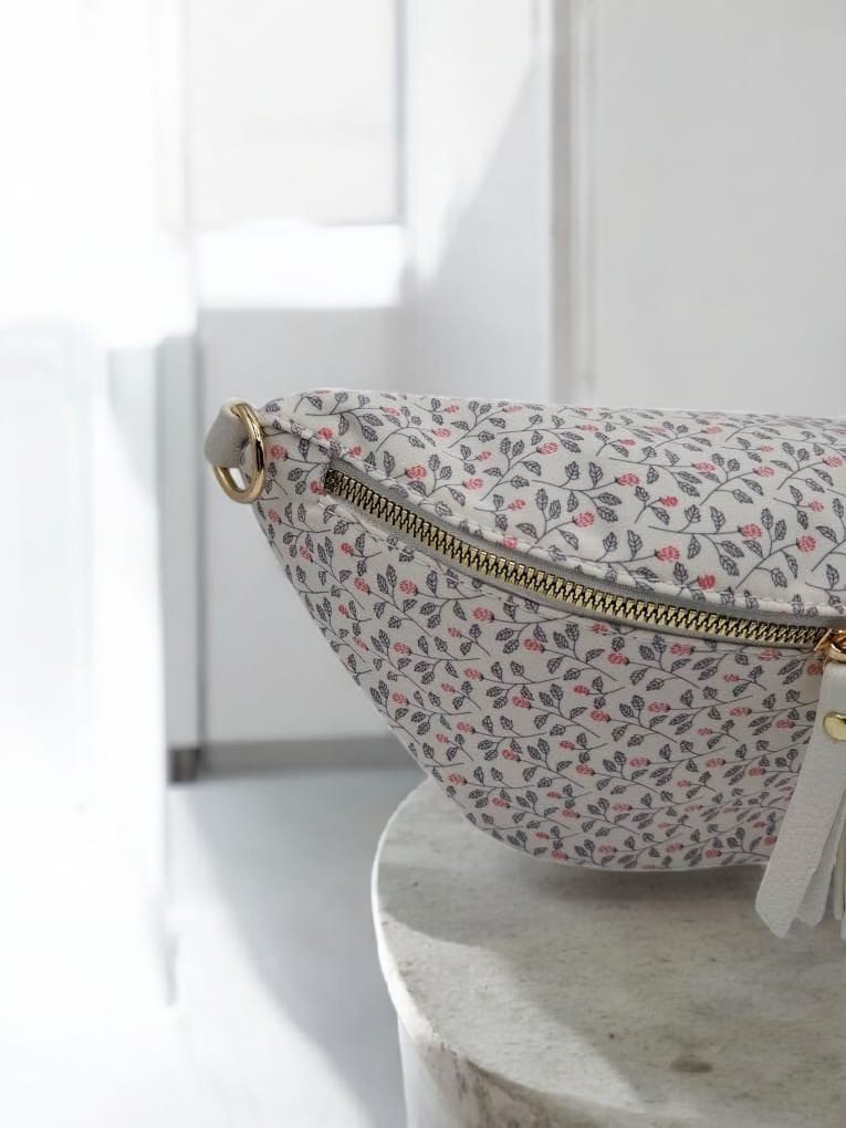 Sac banane en tissu coton liberty blanc motif floral tons rose et gris