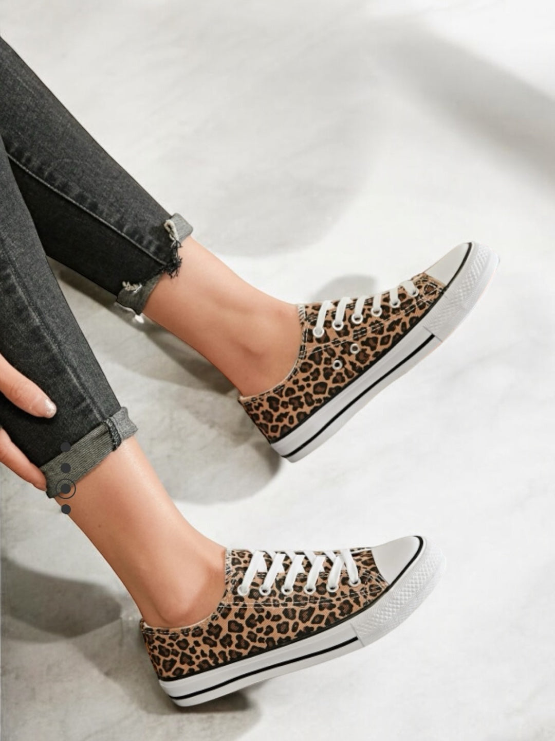 Chaussures baskets basses tissu léopard style converse