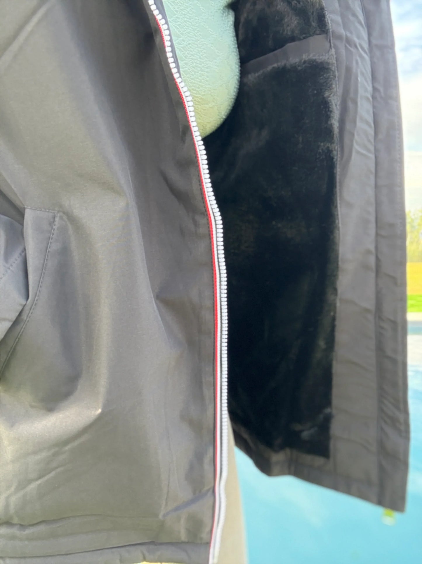 Manteau imperméable mi long fourré en fausse fourrure noir