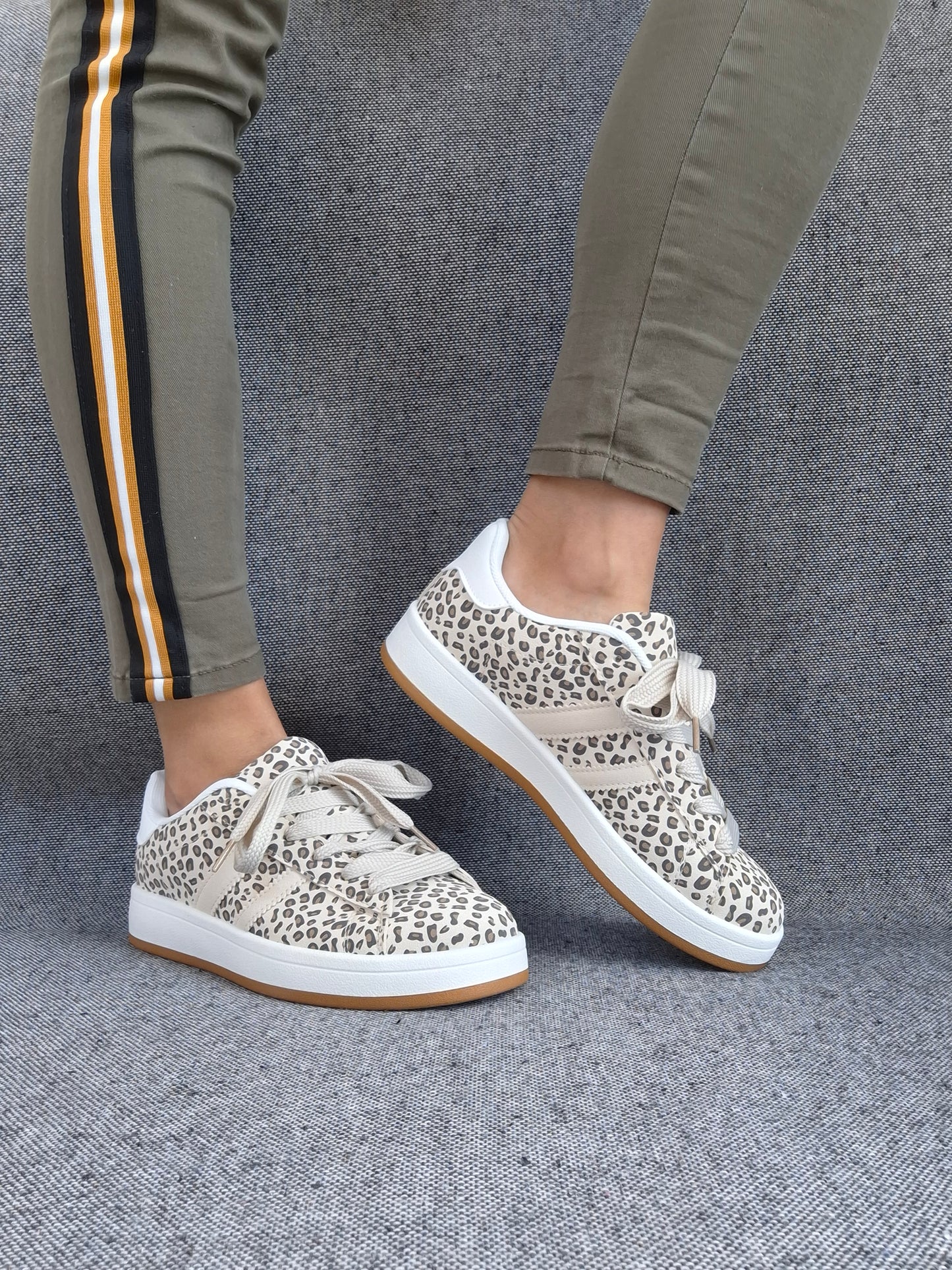 Chaussures baskets basses motif léopard basse en tissu beige style campus