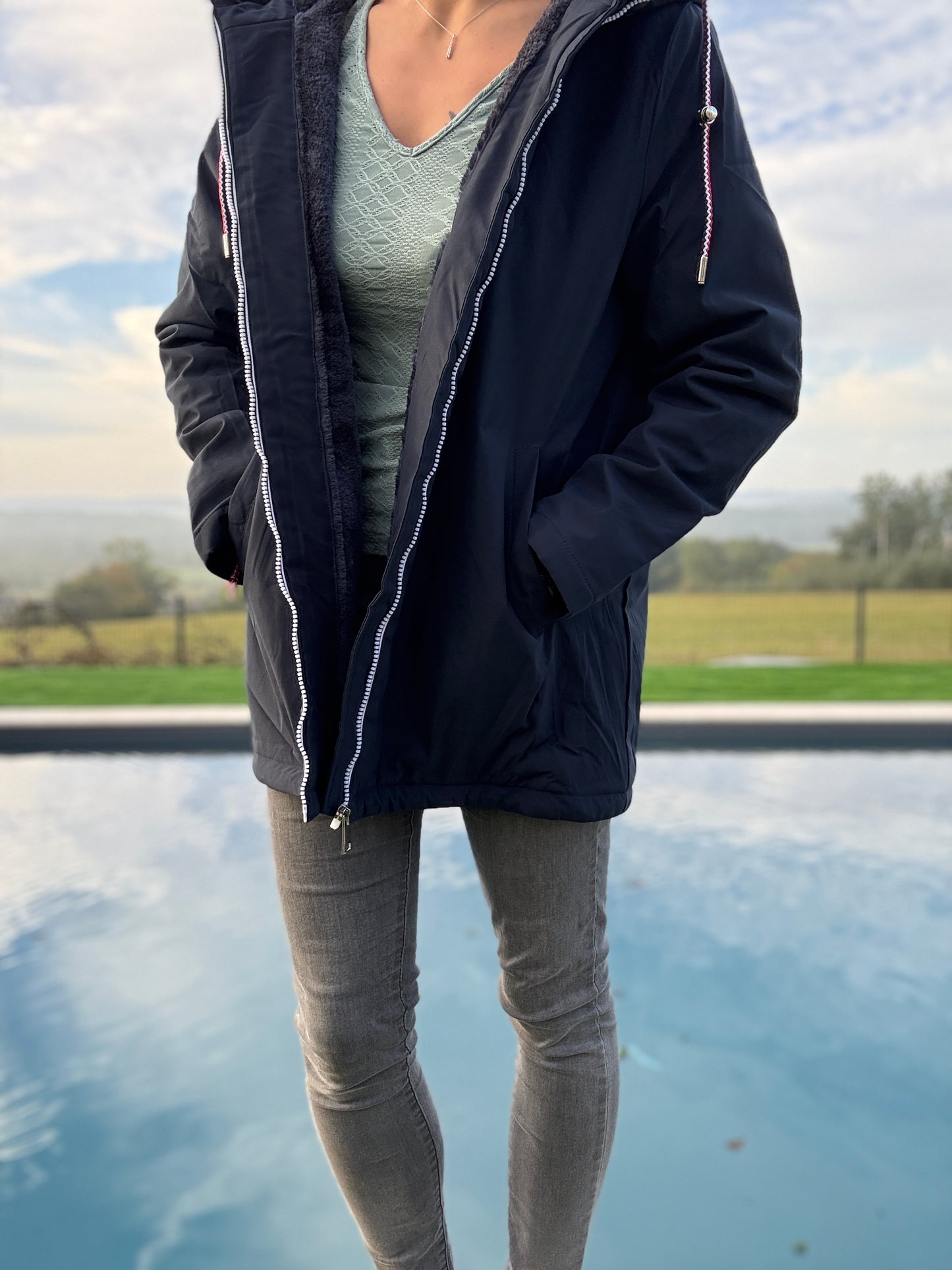 Manteau imperméable mi long fourré en fausse fourrure bleu marine