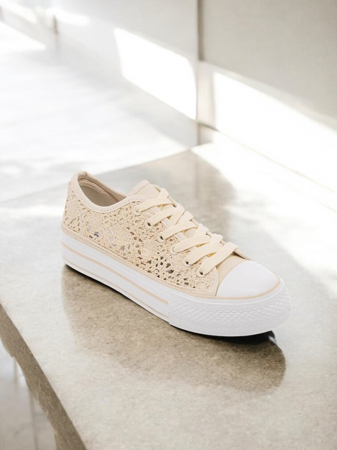 Chaussures baskets basses à dentelle beige en tissu style converse
