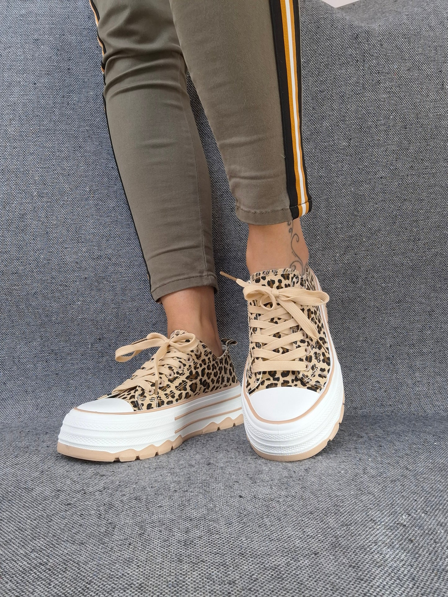 Chaussures baskets beiges et blanches motif léopard semelles plate-forme style converse