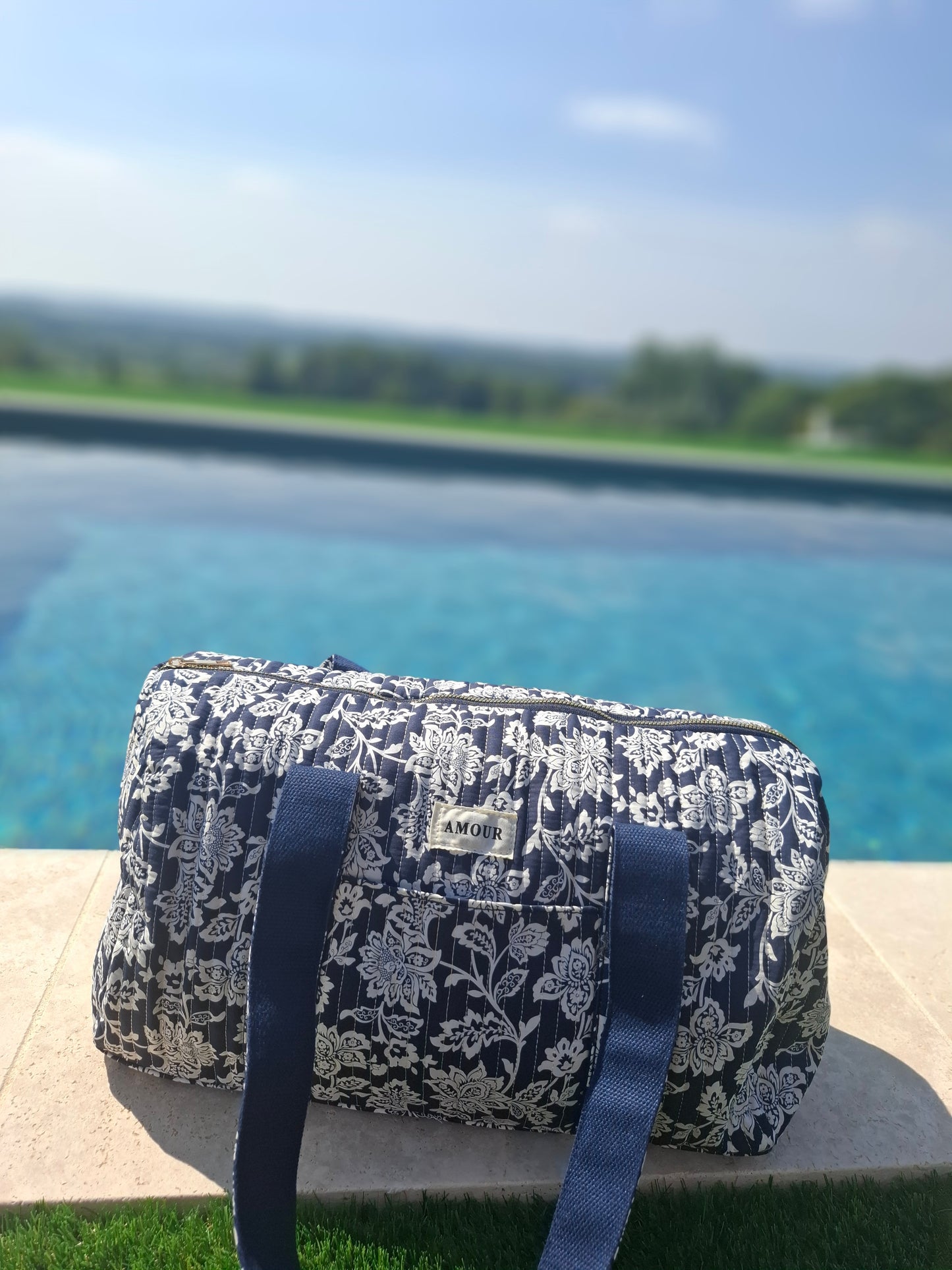 Sac polochon en coton matelassé liberty fleuri toile de jouy bleu marine et blanc
